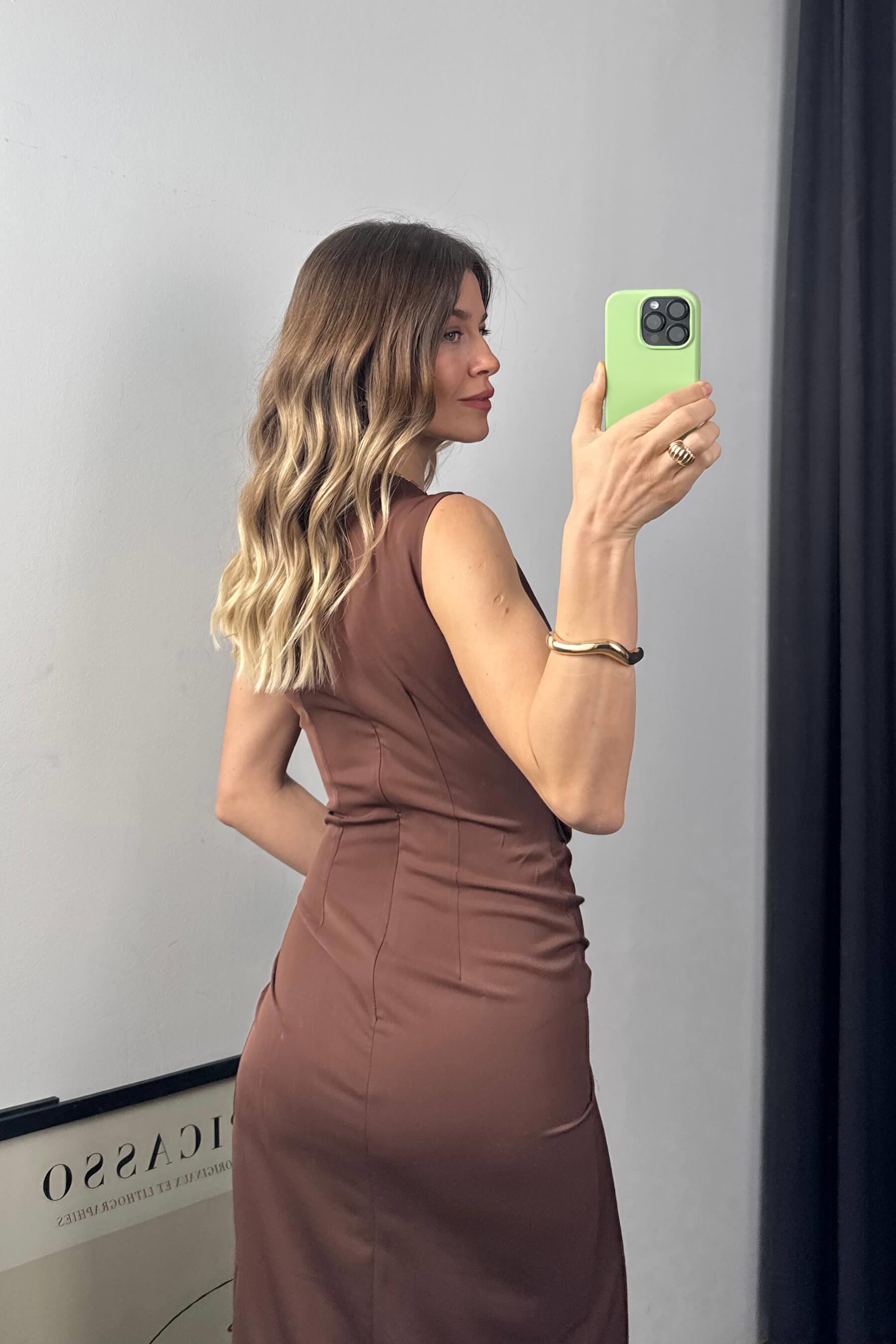 Kahverengi Beli Büzgülü Toka Detaylı Yırtmaçlı Elbise