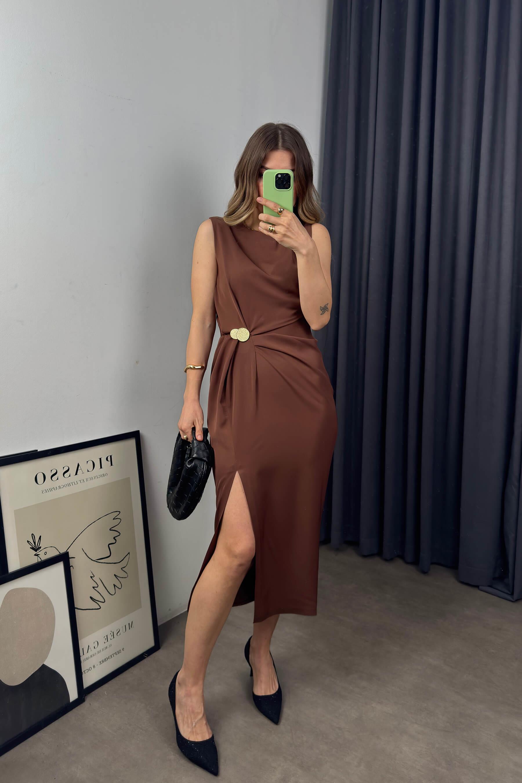 Kahverengi Beli Büzgülü Toka Detaylı Yırtmaçlı Elbise