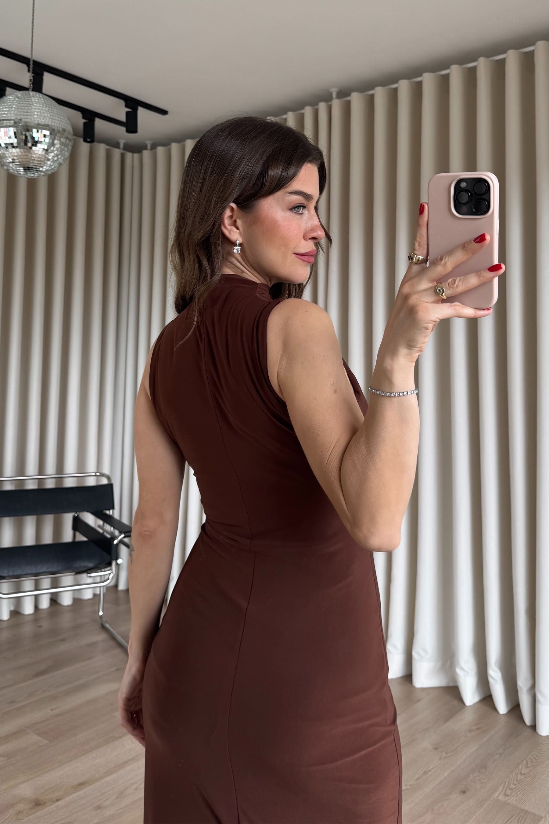 Kahverengi Beli Drapeli Sıfır Kollu Yırtmaçlı Maxi Boy Elbise