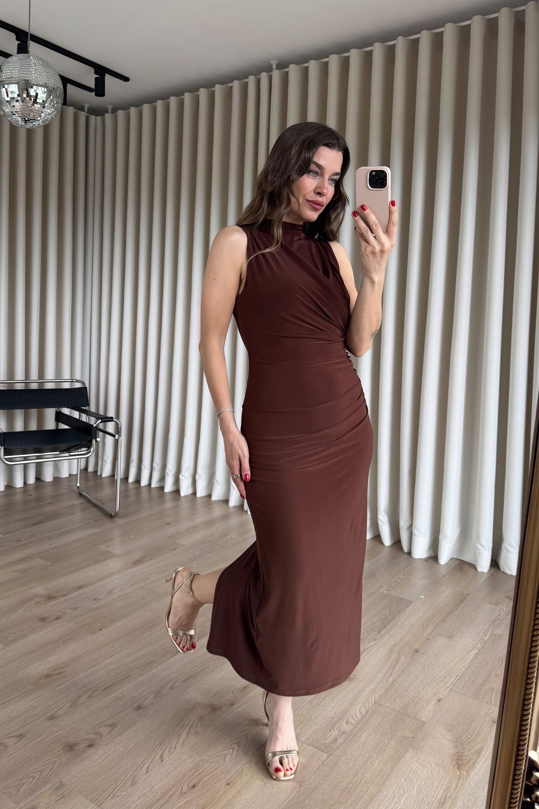 Kahverengi Beli Drapeli Sıfır Kollu Yırtmaçlı Maxi Boy Elbise