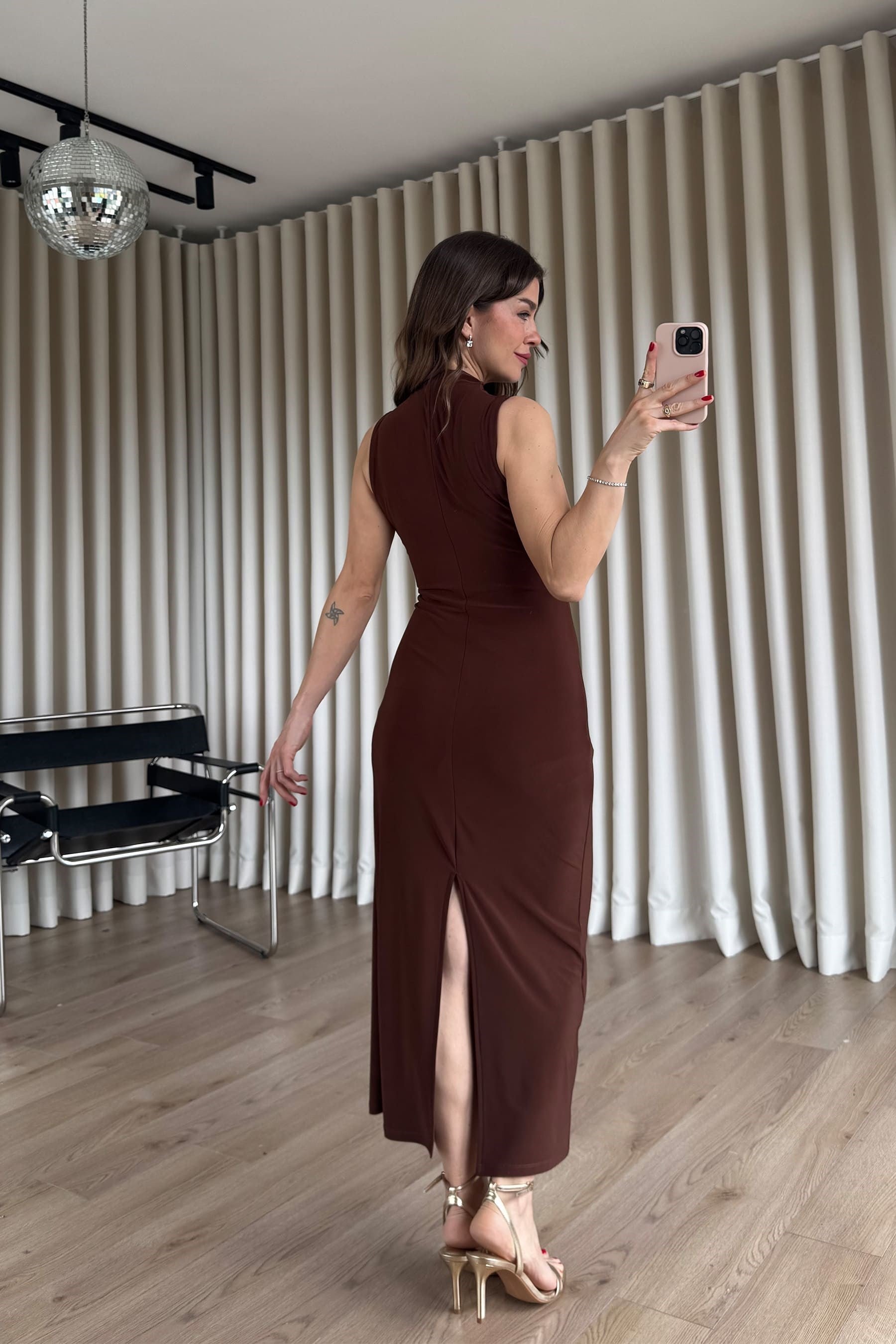 Kahverengi Beli Drapeli Sıfır Kollu Yırtmaçlı Maxi Boy Elbise