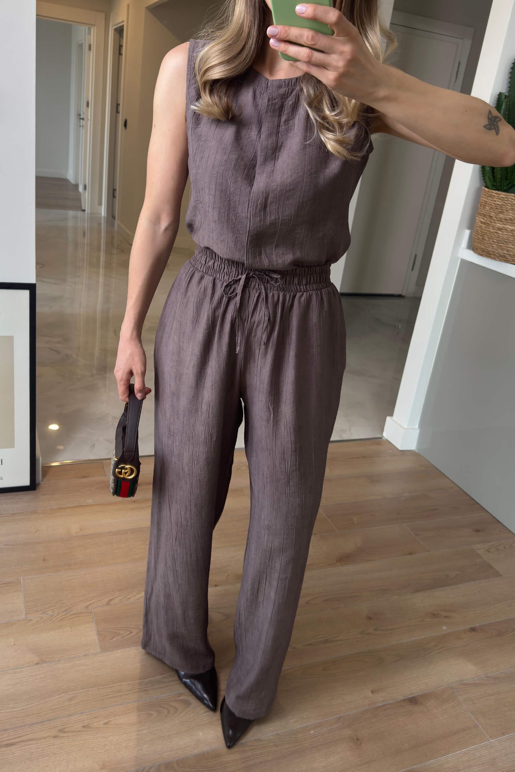 Kahverengi Sıfır Kollu Önü Düğmeli Bol Paça Bluz Pantolon Takım. ÖN SİPARİŞ AÇILMIŞTIR. 31.05 CUMARTESİ GÜNÜ KARGOYA TESLİM EDİLECEKTİR.