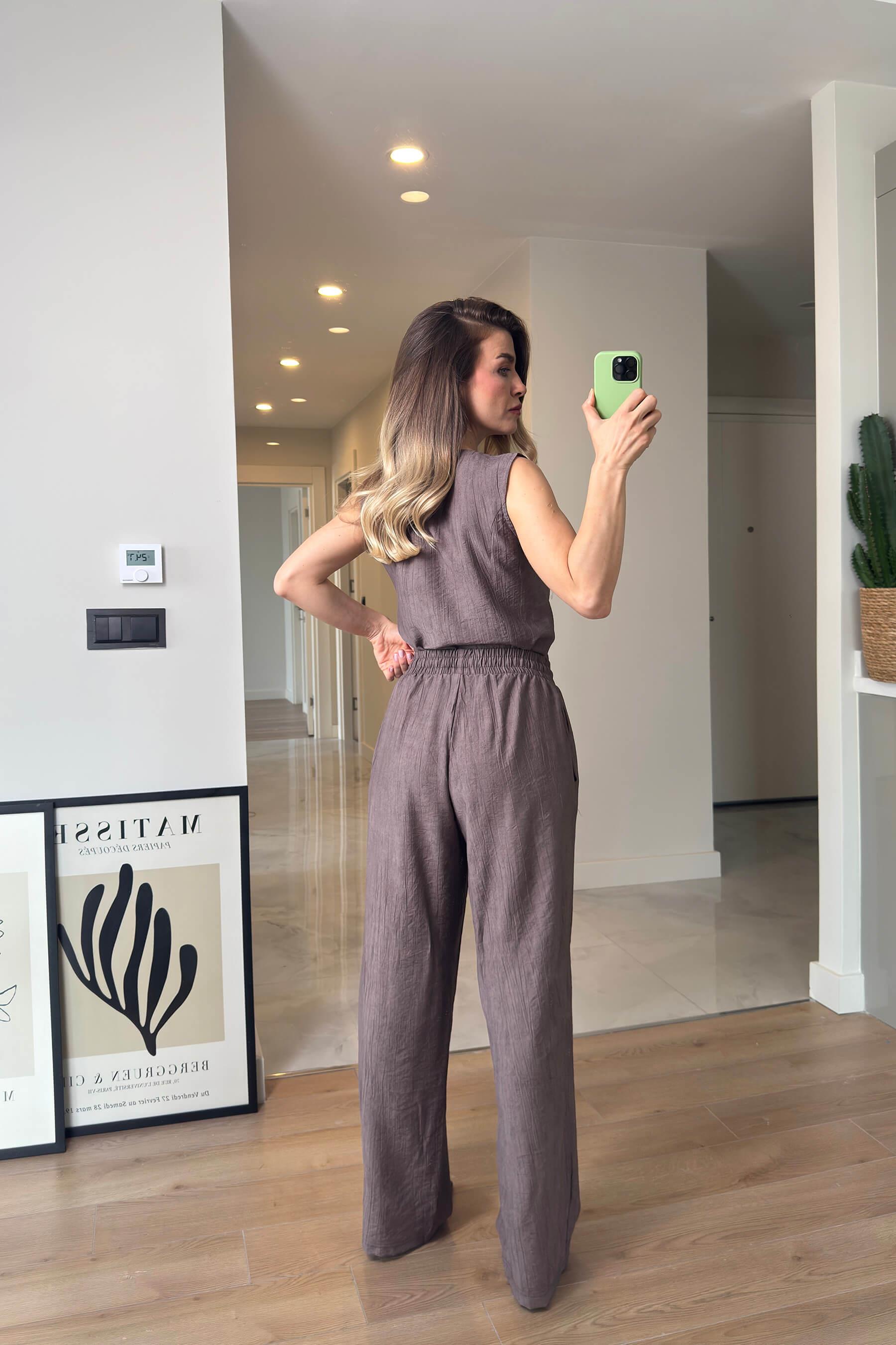 Kahverengi Sıfır Kollu Önü Düğmeli Bol Paça Bluz Pantolon Takım. ÖN SİPARİŞ AÇILMIŞTIR. 31.05 CUMARTESİ GÜNÜ KARGOYA TESLİM EDİLECEKTİR.