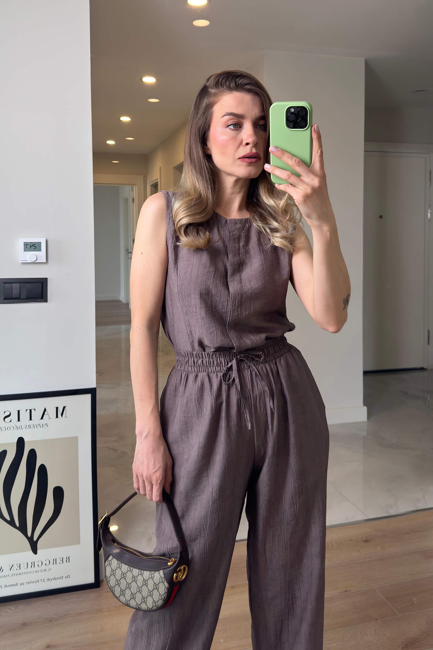 Kahverengi Sıfır Kollu Önü Düğmeli Bol Paça Bluz Pantolon Takım. ÖN SİPARİŞ AÇILMIŞTIR. 31.05 CUMARTESİ GÜNÜ KARGOYA TESLİM EDİLECEKTİR.