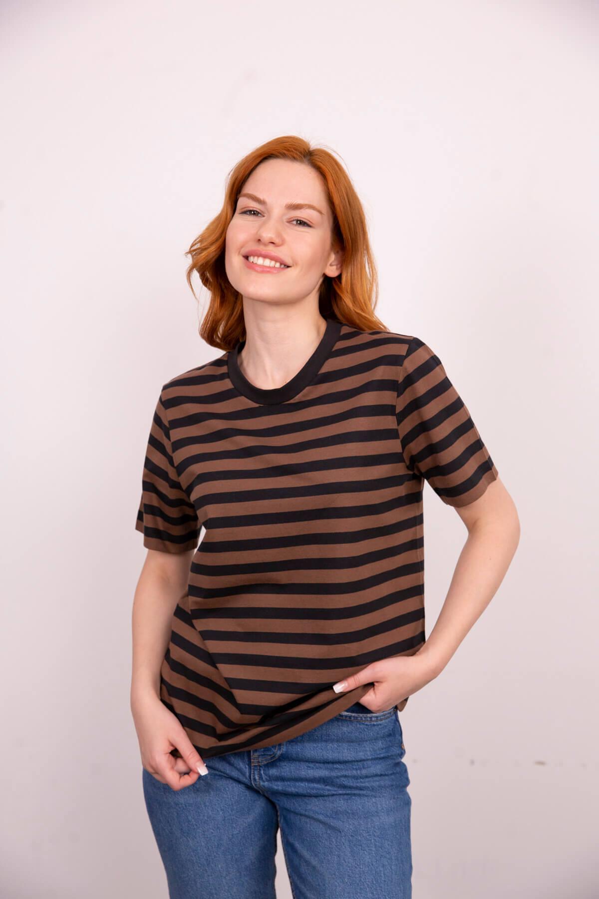 Kahverengi Siyah Çizgili Bisiklet Yaka T-Shirt