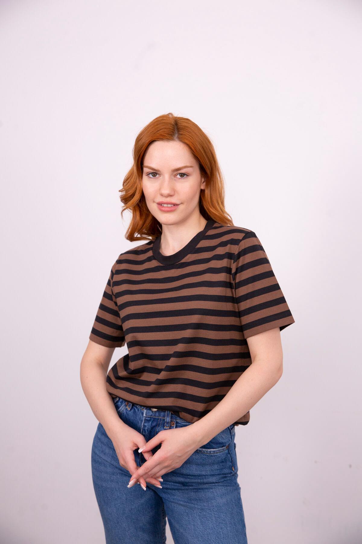 Kahverengi Siyah Çizgili Bisiklet Yaka T-Shirt