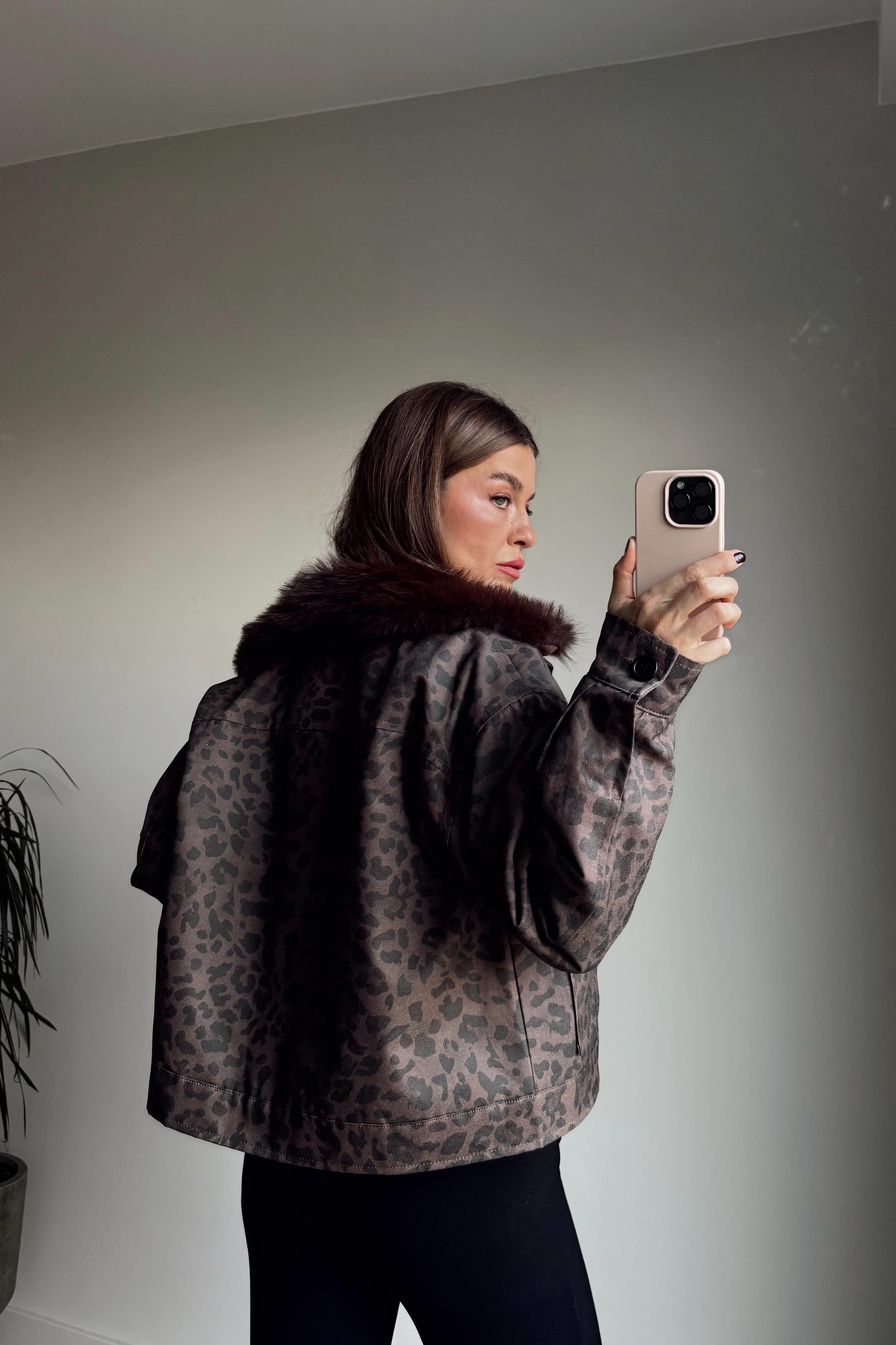 Kahverengi Siyah Leopar Yakası Kürk Detaylı Astarlı Ceket