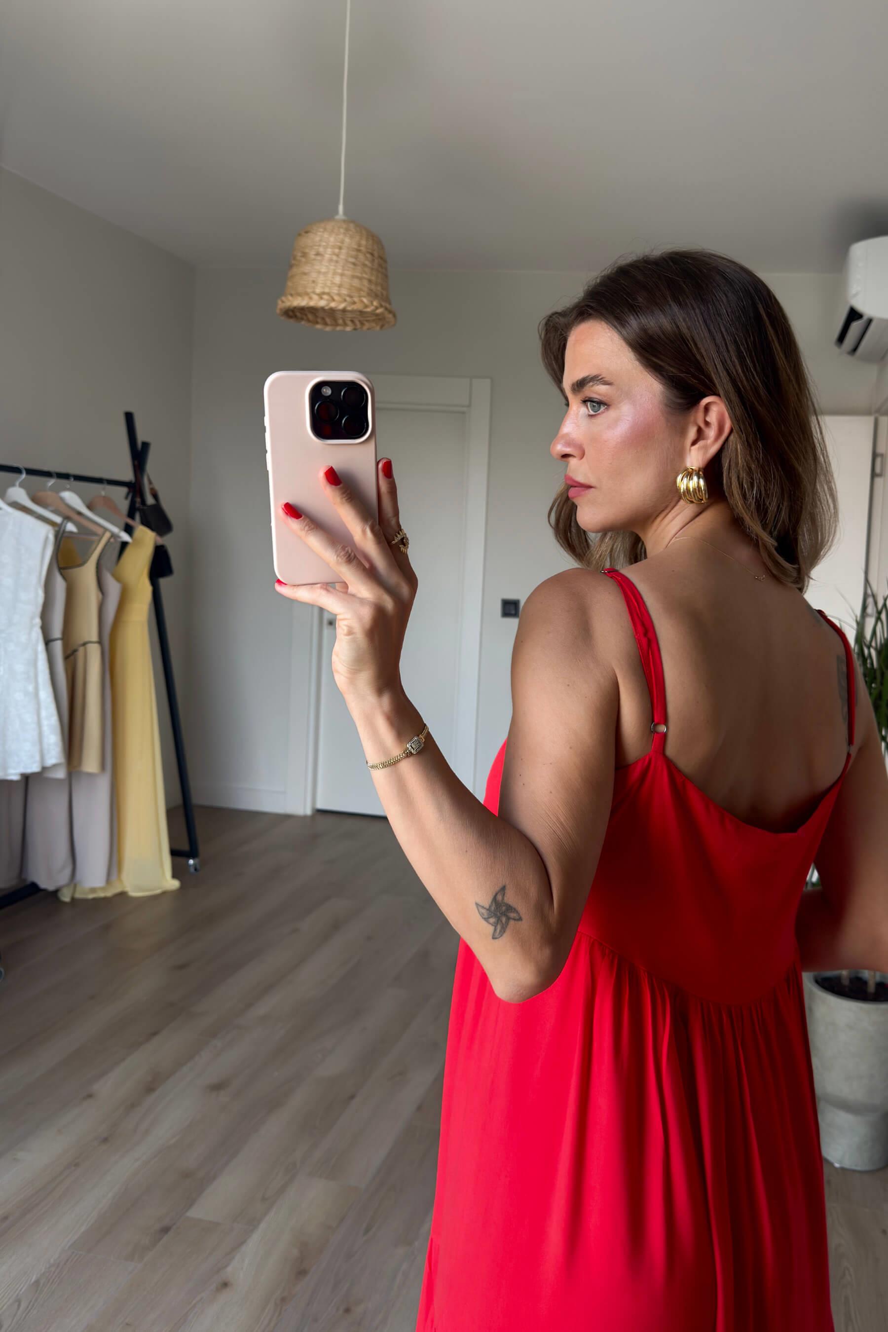 Kırmızı Askılı Kare Yaka Parçalı Maxi Elbise