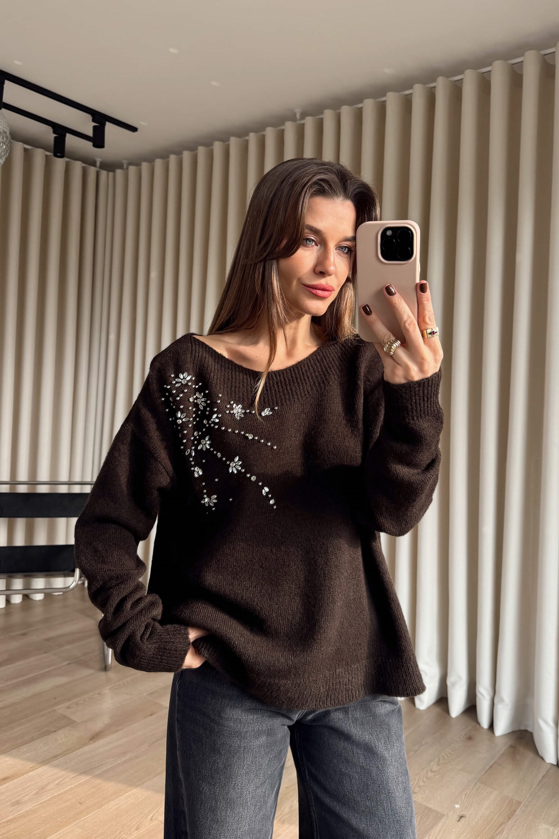 Koyu Kahve Omzu Taş Detaylı Oversize Triko Kazak