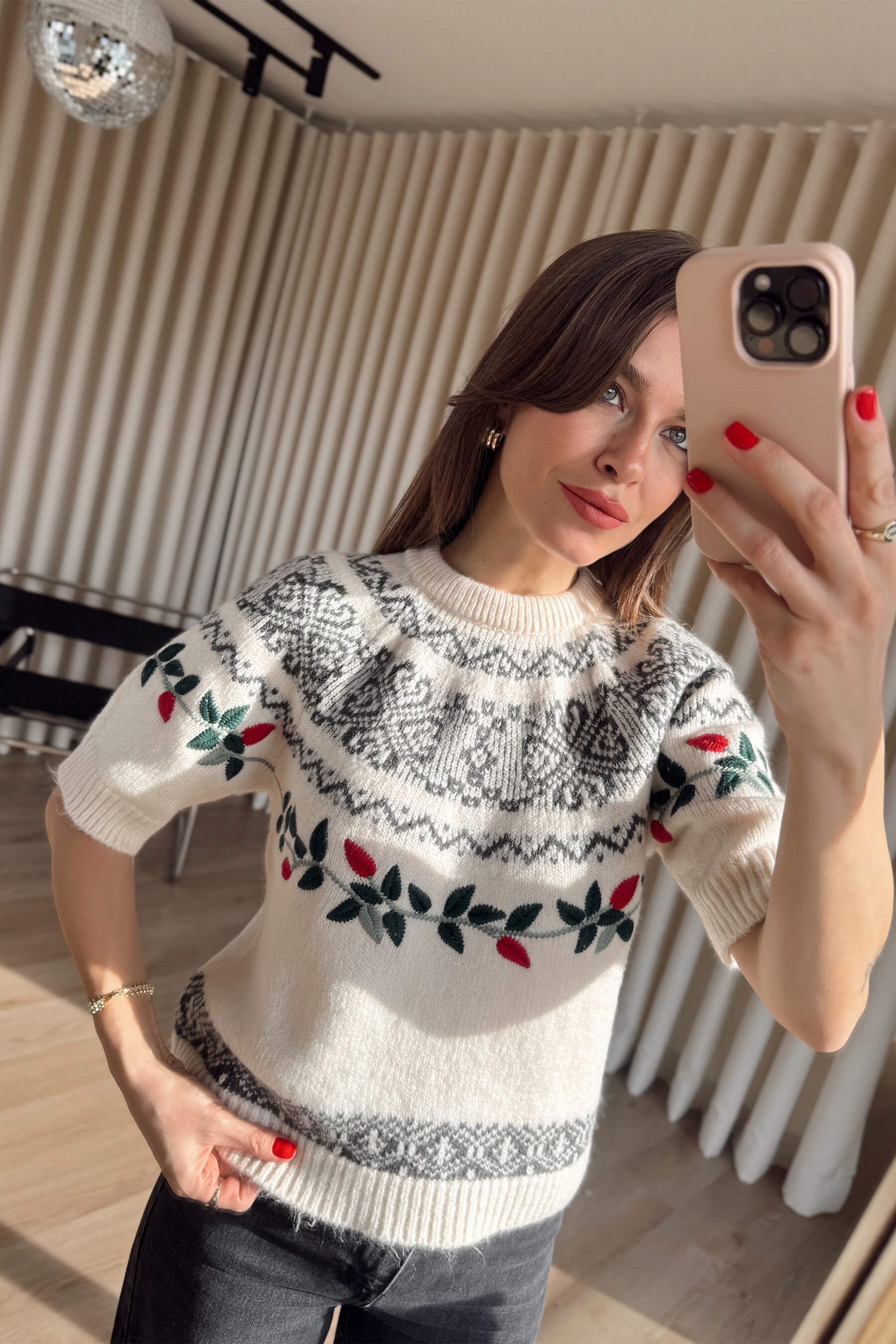 Krem Yaprak Nakışlı Kazak