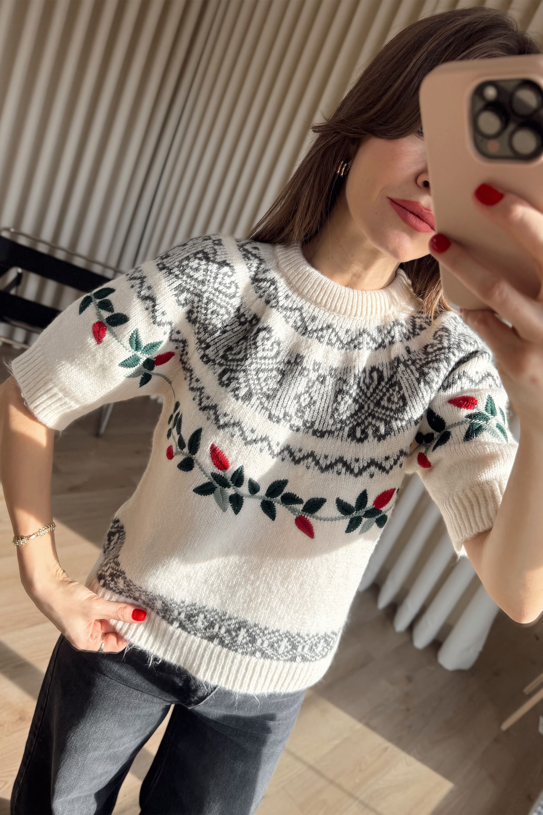 Krem Yaprak Nakışlı Kazak