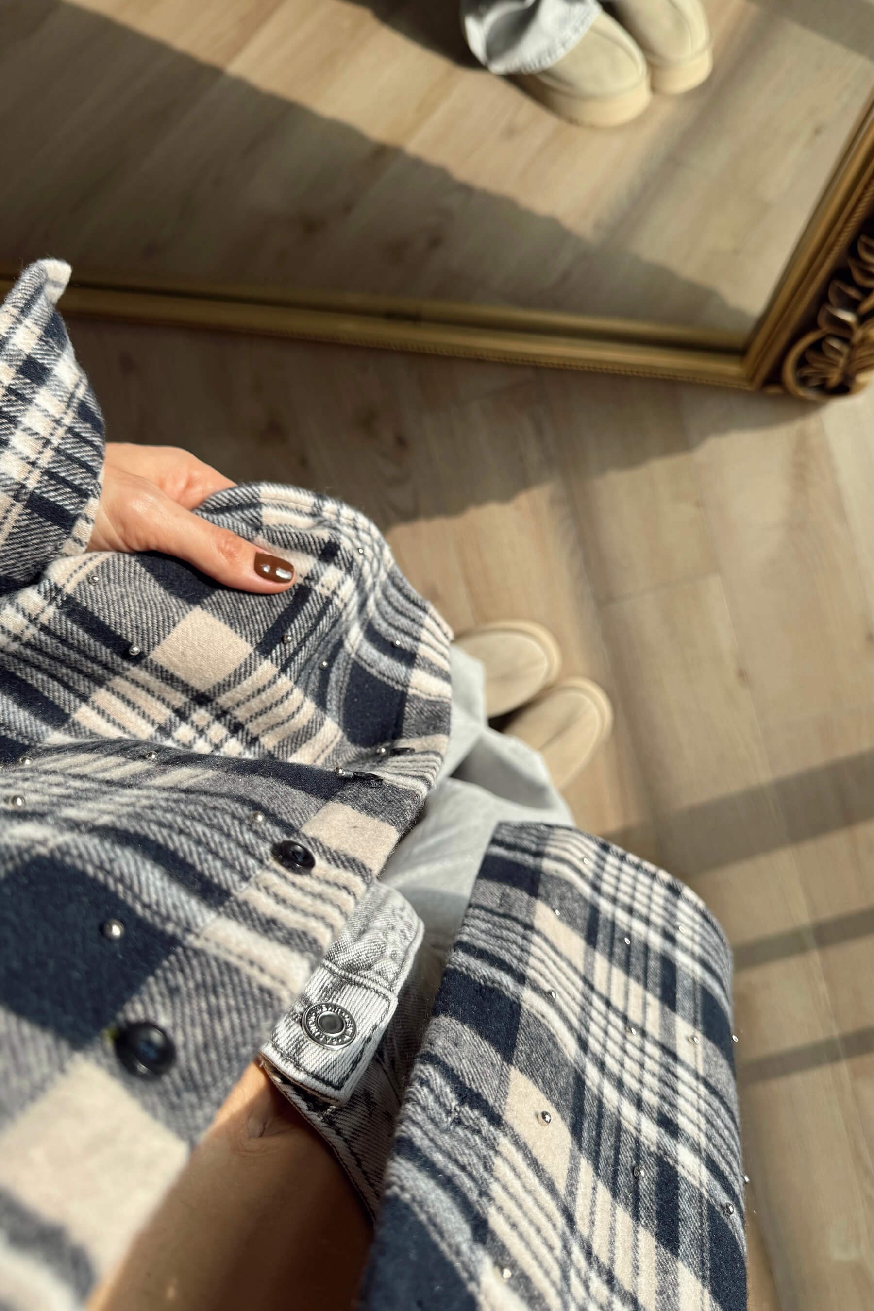 Lacivert Bej Ekoseli Taş Detaylı Oversize Oduncu Gömlek