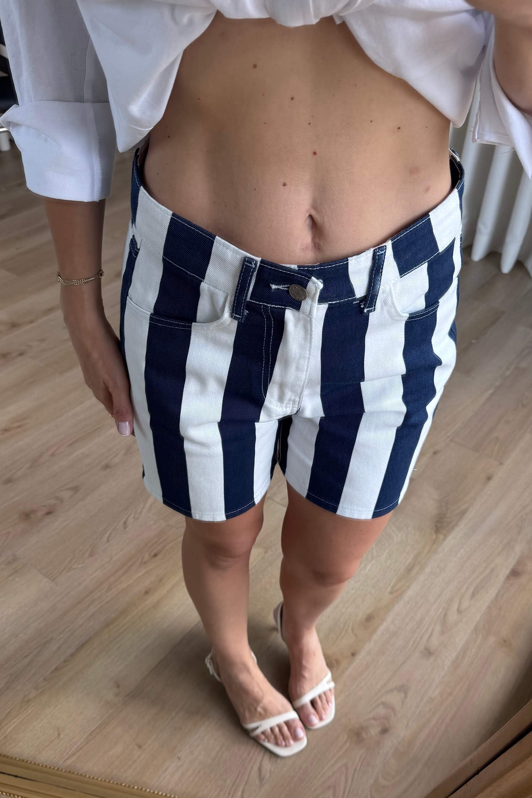Lacivert Beyaz Şerit Desenli Denim Şort