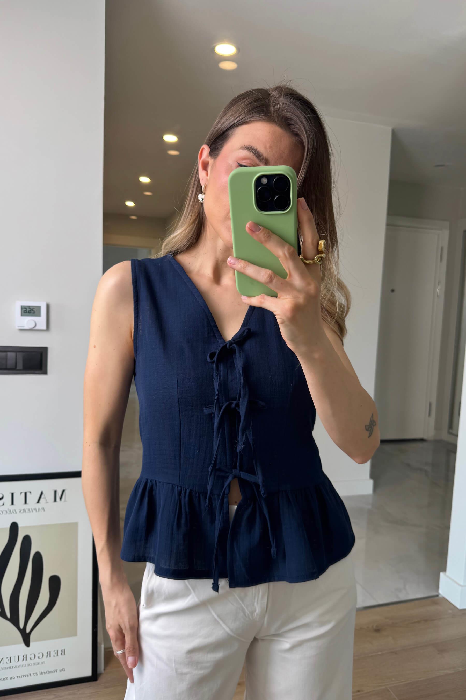 Lacivert Önü Bağlamalı Kolsuz Müslin Bluz