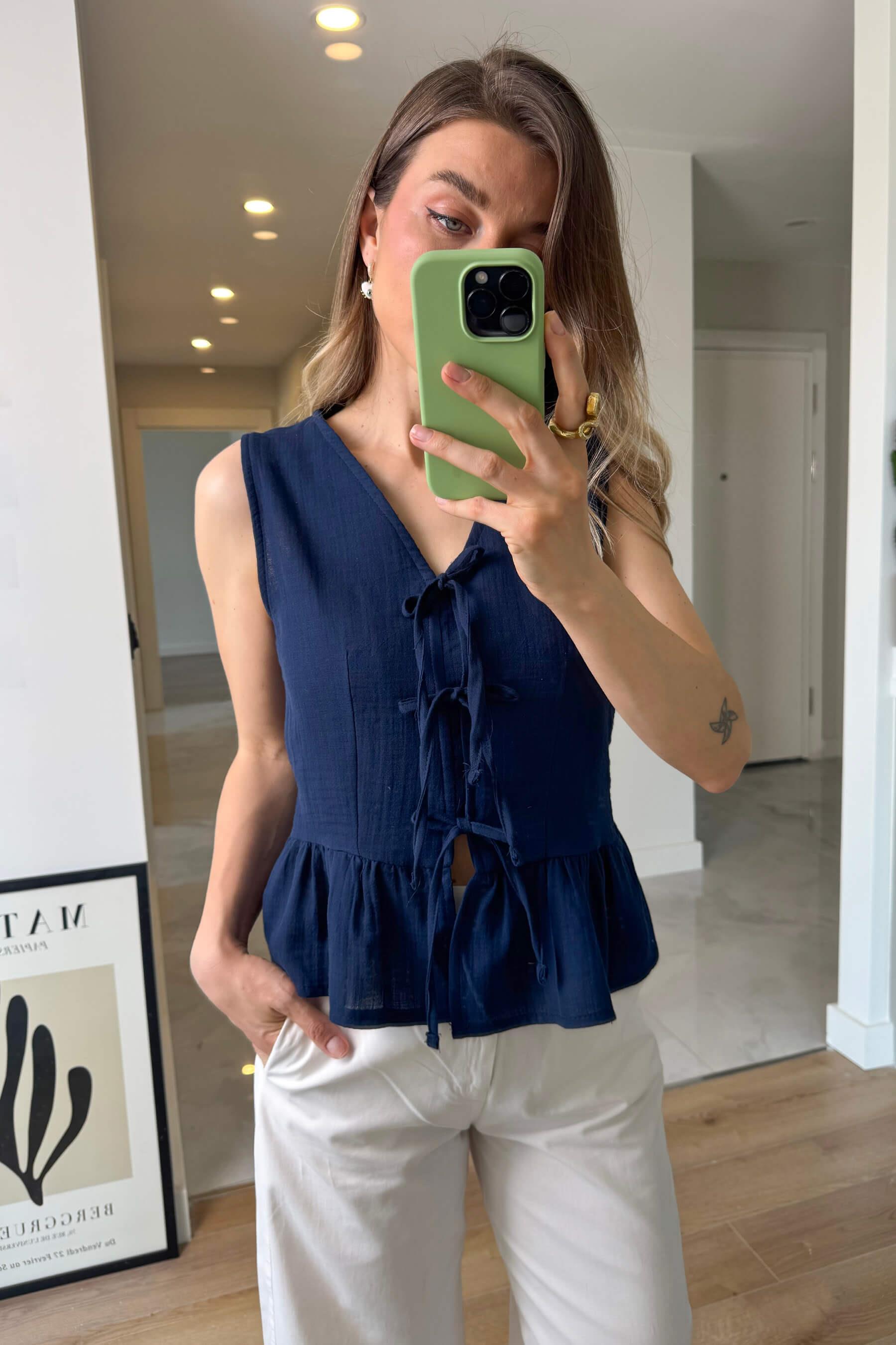 Lacivert Önü Bağlamalı Kolsuz Müslin Bluz