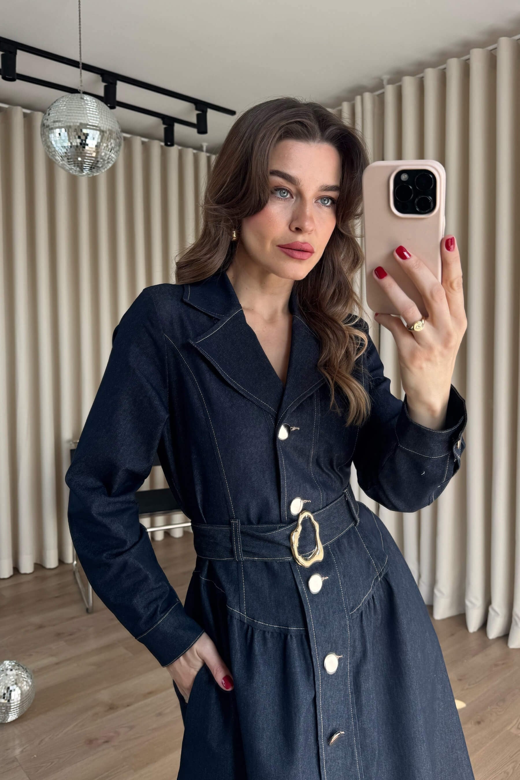 Mavi Dikiş Detaylı Pileli Kemerli Kruvaze Yaka Kot Gömlek Elbise