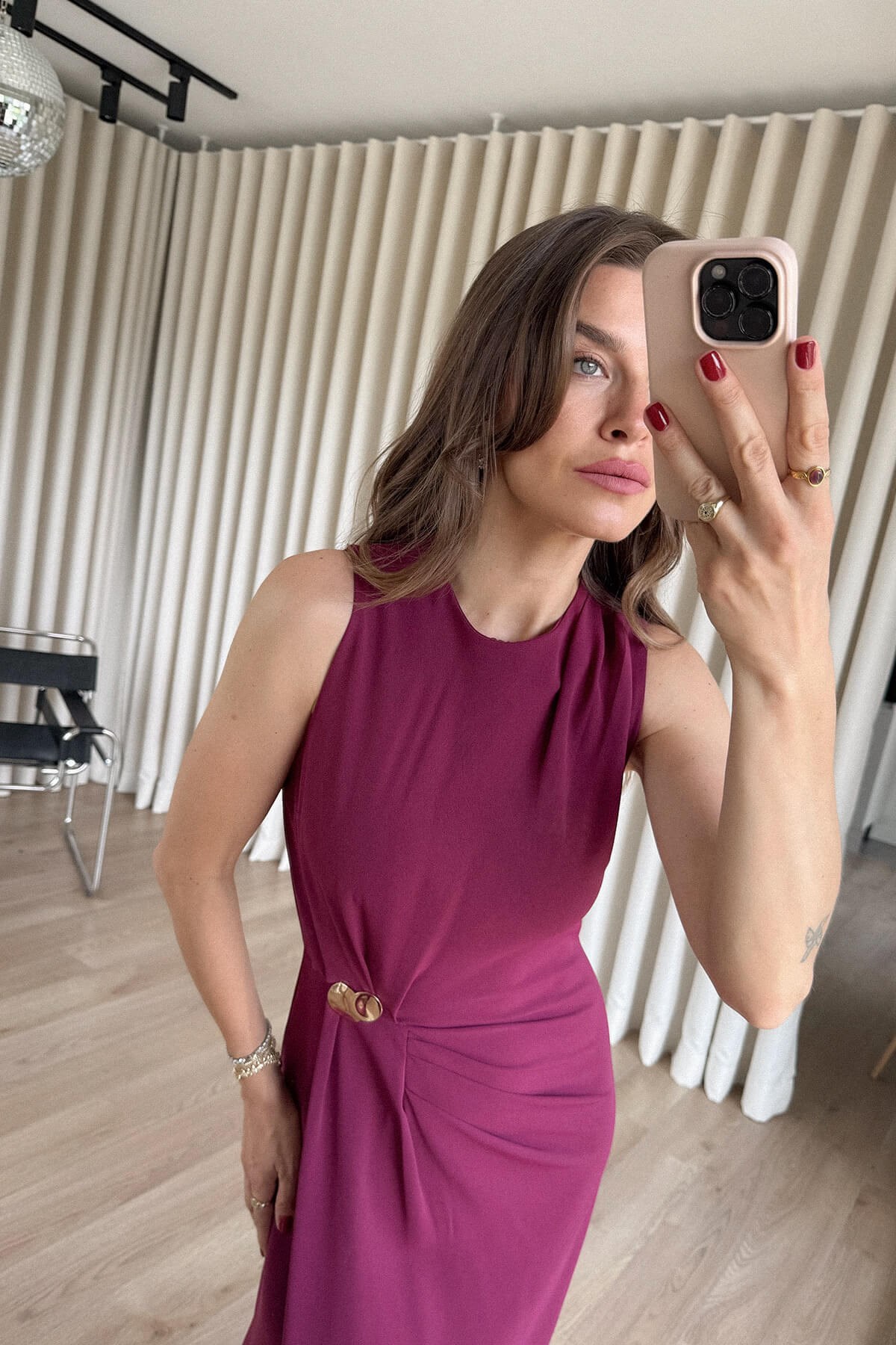 Mürdüm Beli Büzgülü Toka Detaylı Yırtmaçlı Elbise