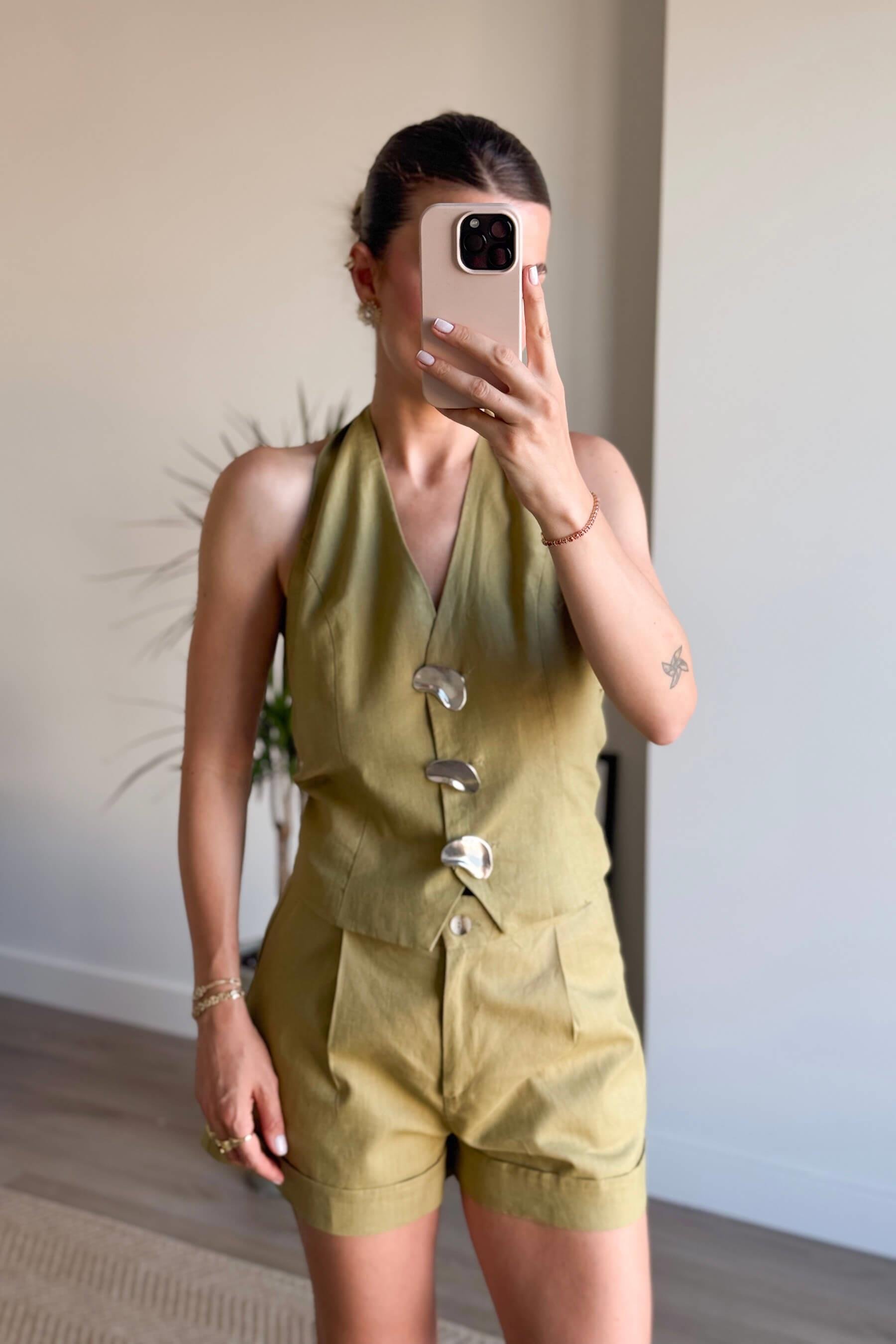 Olive Gümüş Düğmeli Sırt Dekolteli Bluz Şort Takım