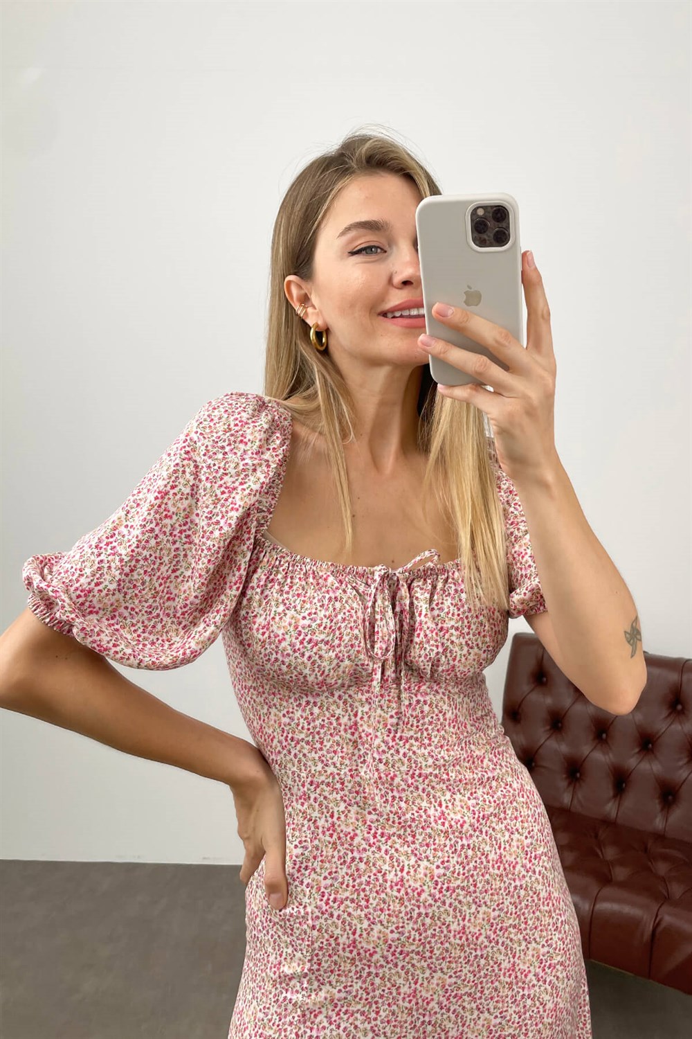 Pembe Çiçekli Yakası Bağcıklı Elbise