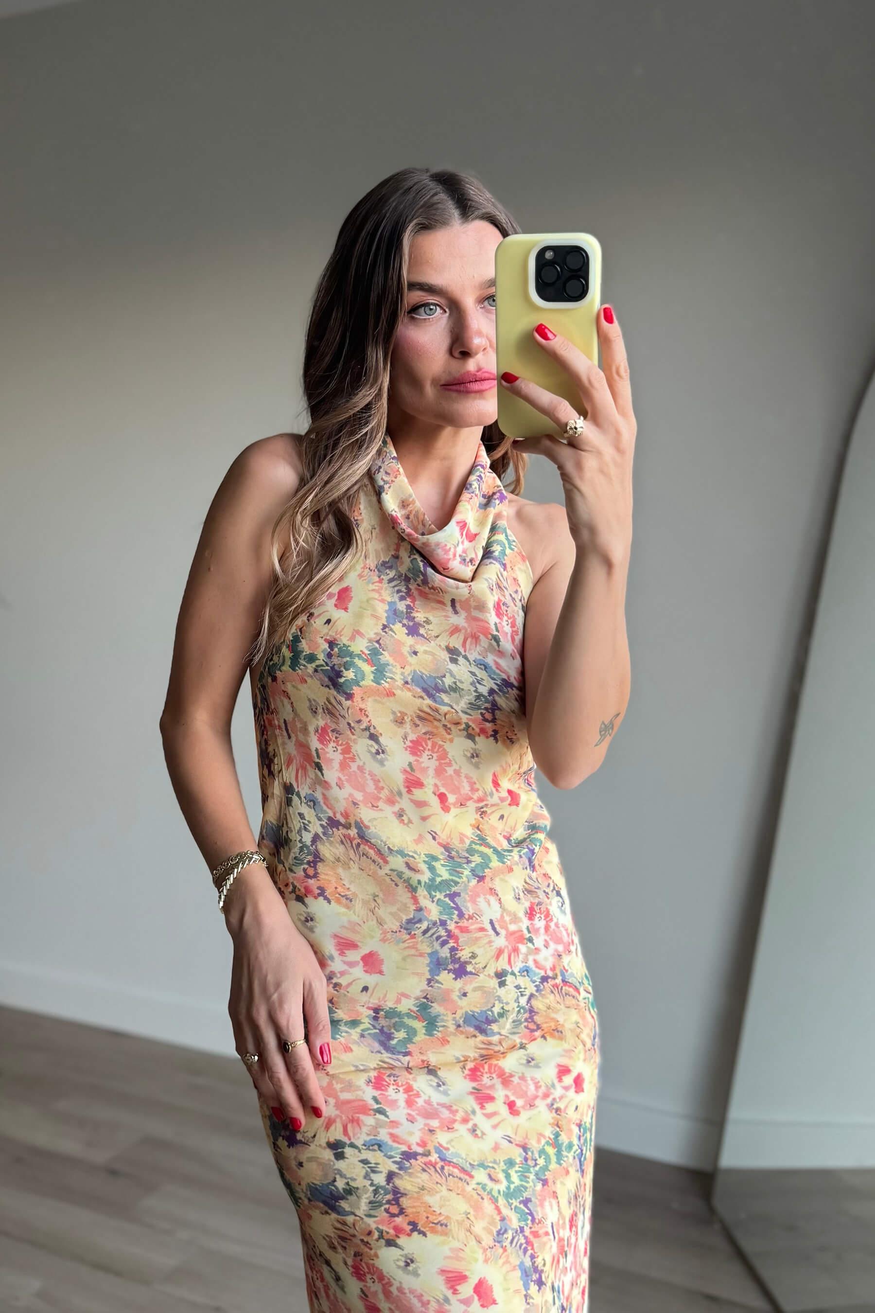 Renkli Çiçekli Boyundan Düğmeli Sırt Dekolteli Astarlı Premium Şifon Elbise