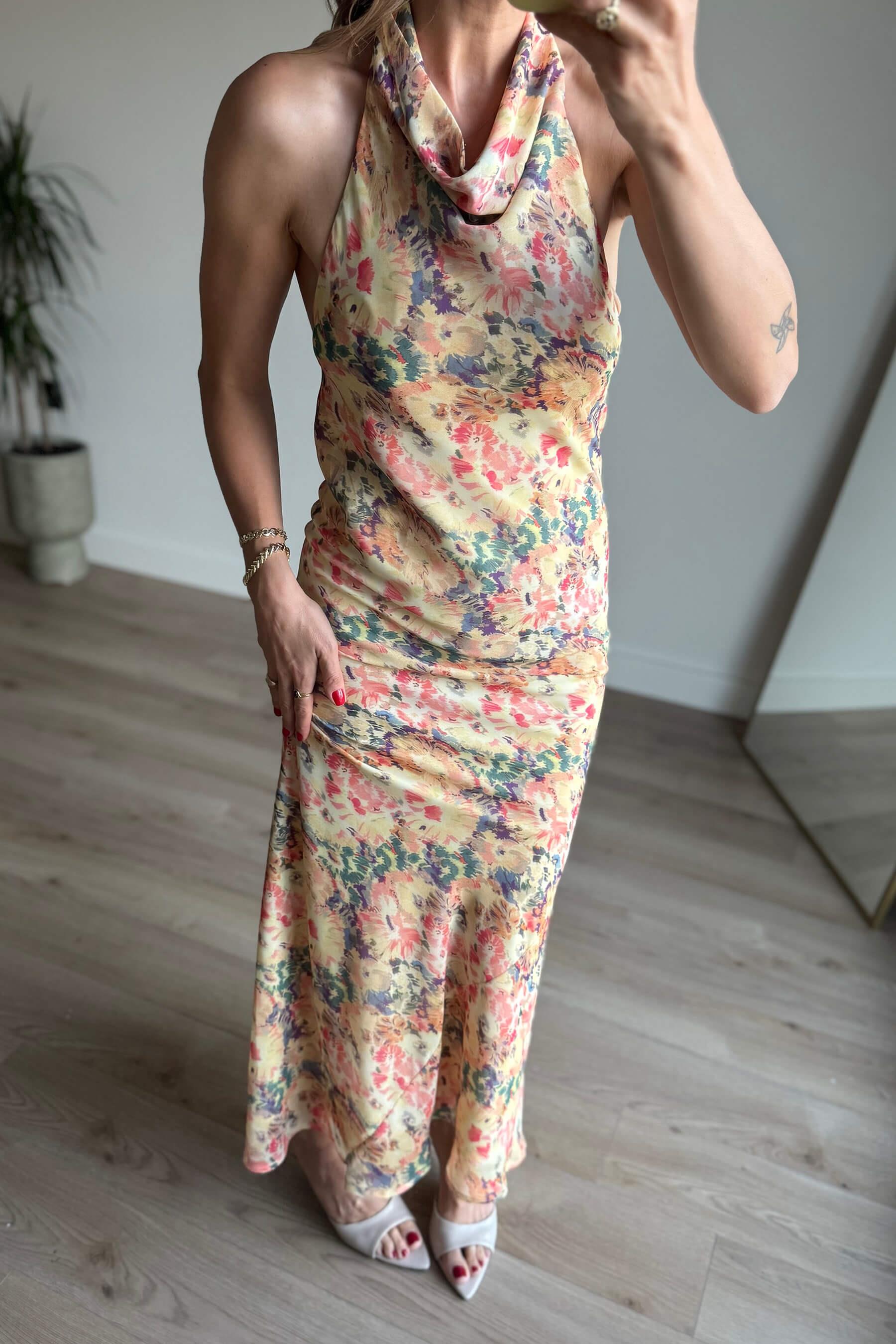 Renkli Çiçekli Boyundan Düğmeli Sırt Dekolteli Astarlı Premium Şifon Elbise