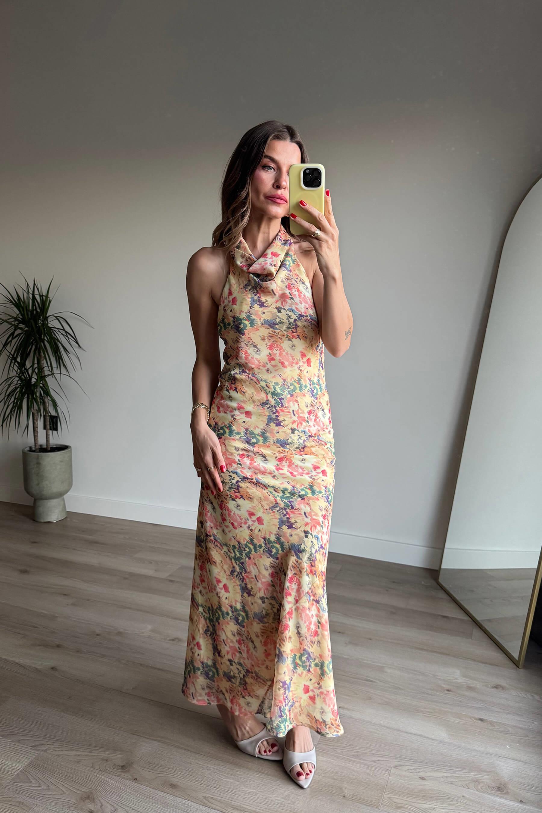 Renkli Çiçekli Boyundan Düğmeli Sırt Dekolteli Astarlı Premium Şifon Elbise