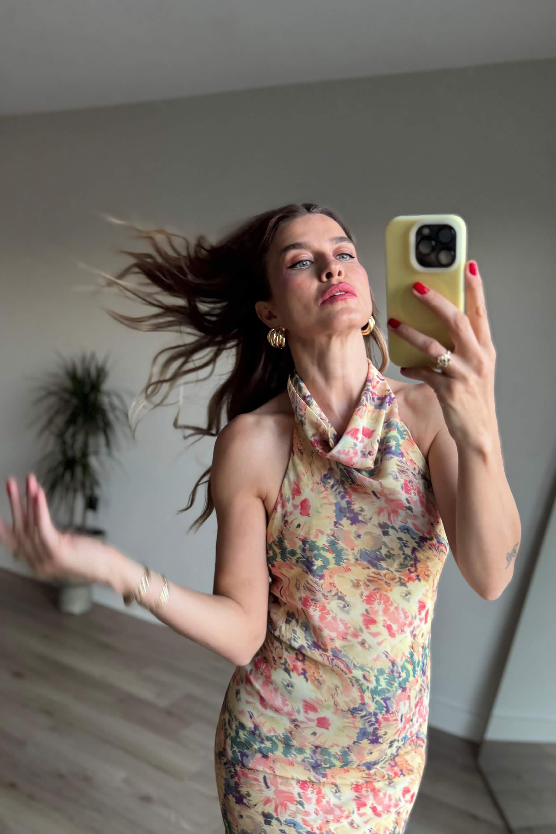 Renkli Çiçekli Boyundan Düğmeli Sırt Dekolteli Astarlı Premium Şifon Elbise