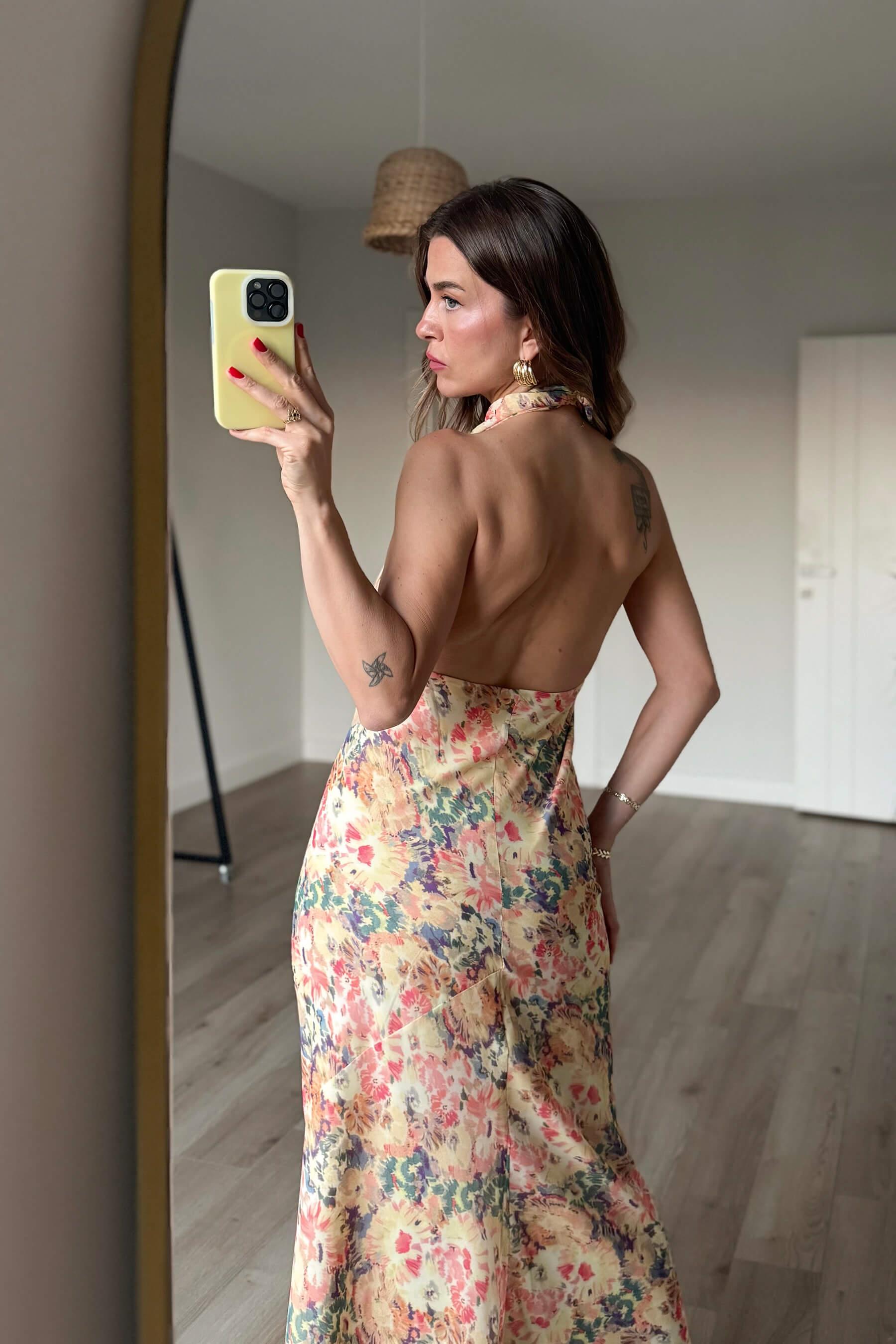 Renkli Çiçekli Boyundan Düğmeli Sırt Dekolteli Astarlı Premium Şifon Elbise