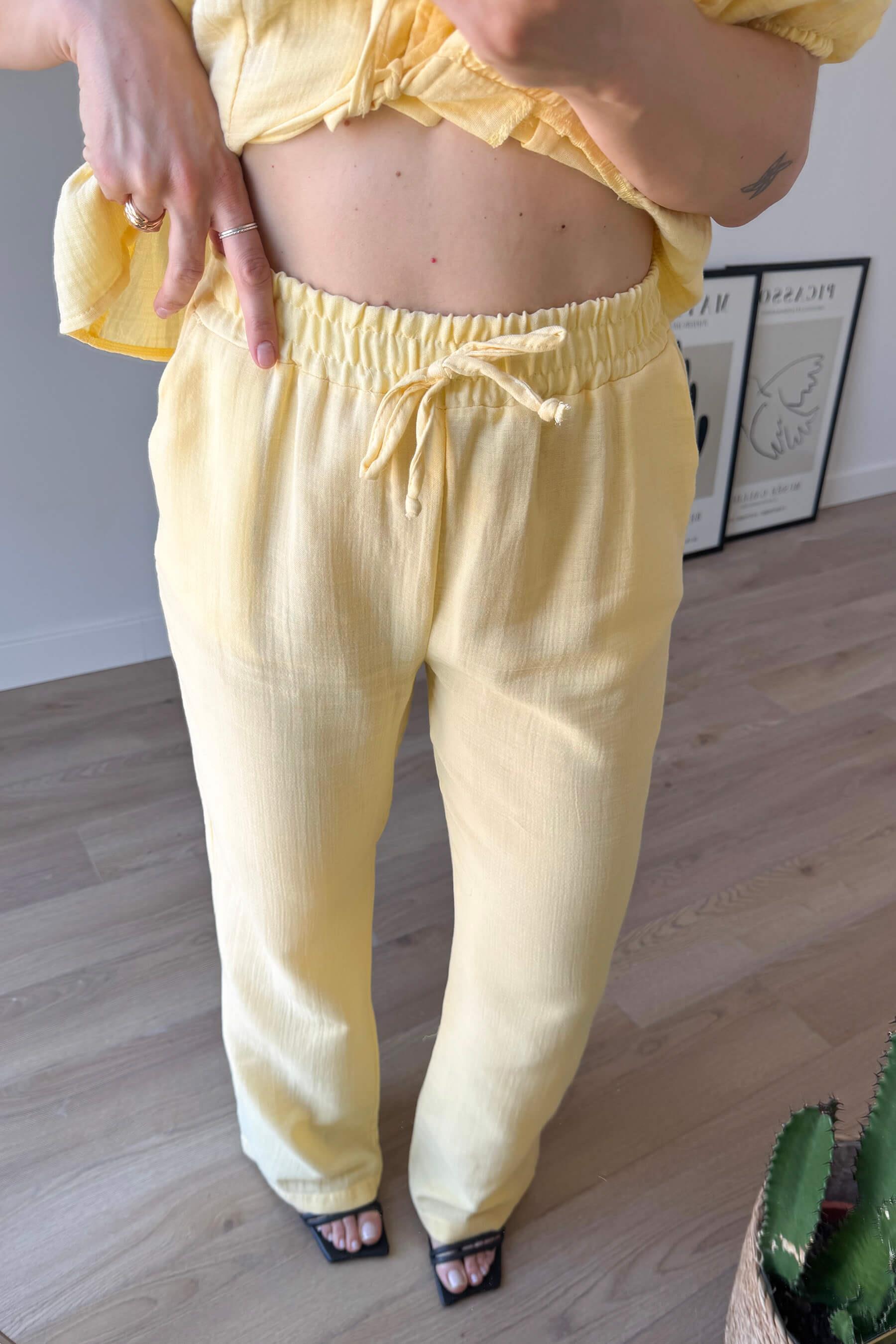 Sarı Bağcıklı Bluz Bol Paça Müslin Pantolon Takım