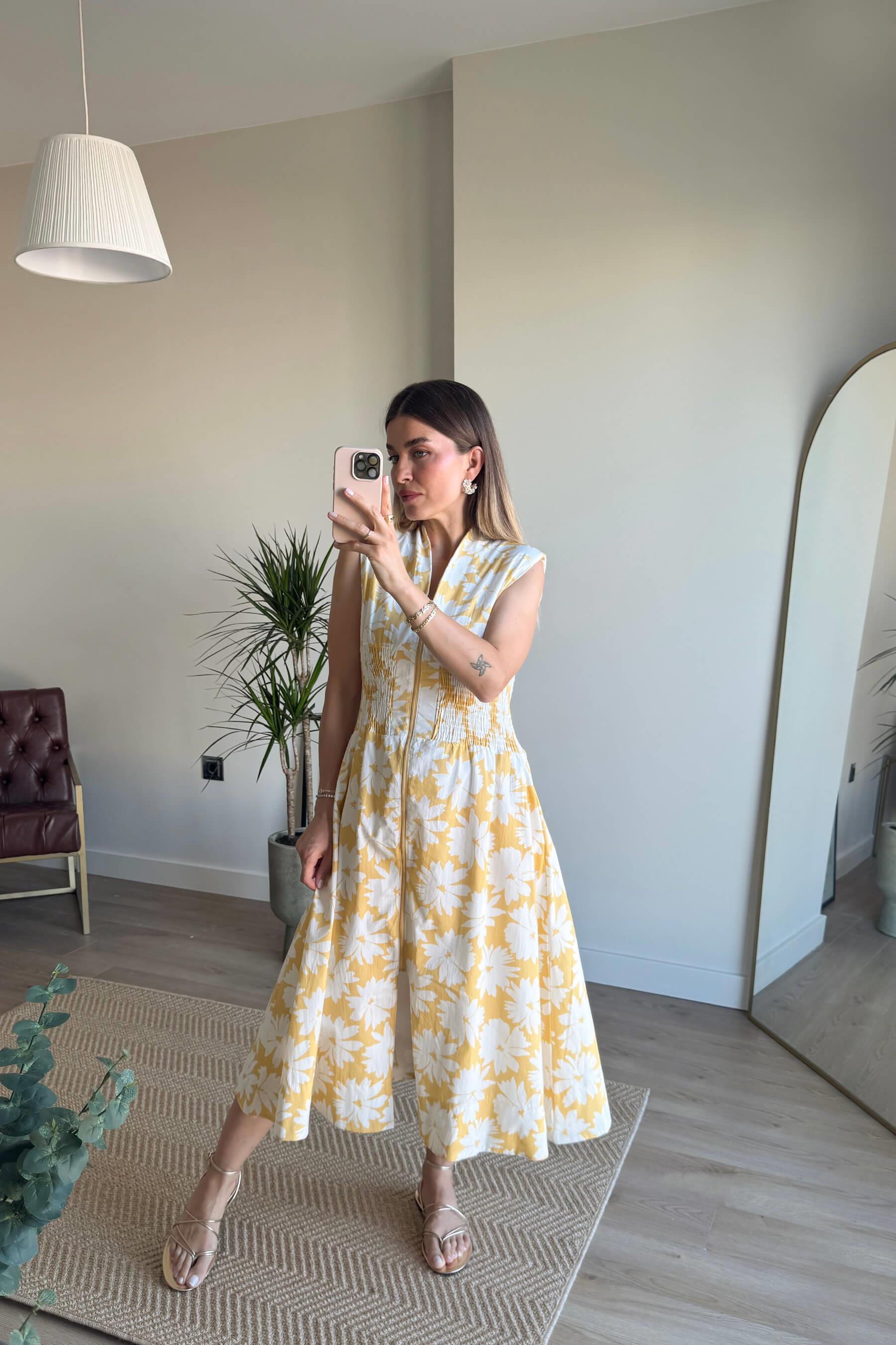 Sarı Beyaz Zambak Desenli Gipeli Fermuarlı Vatkalı Elbise