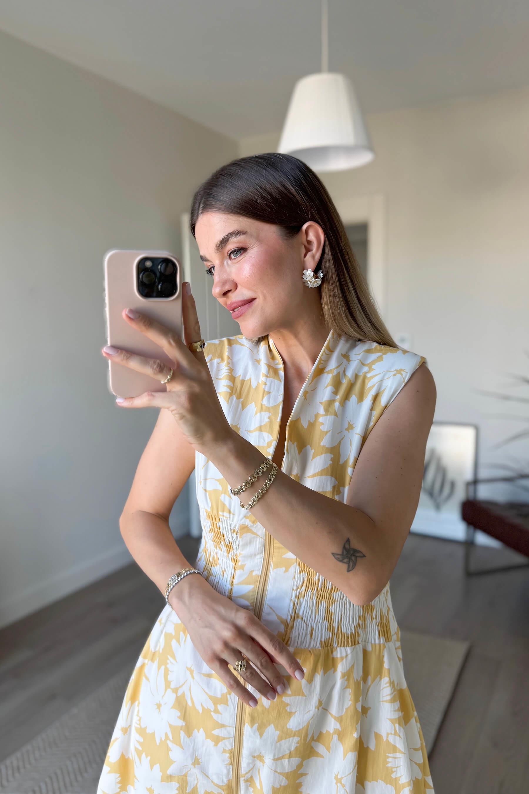 Sarı Beyaz Zambak Desenli Gipeli Fermuarlı Vatkalı Elbise