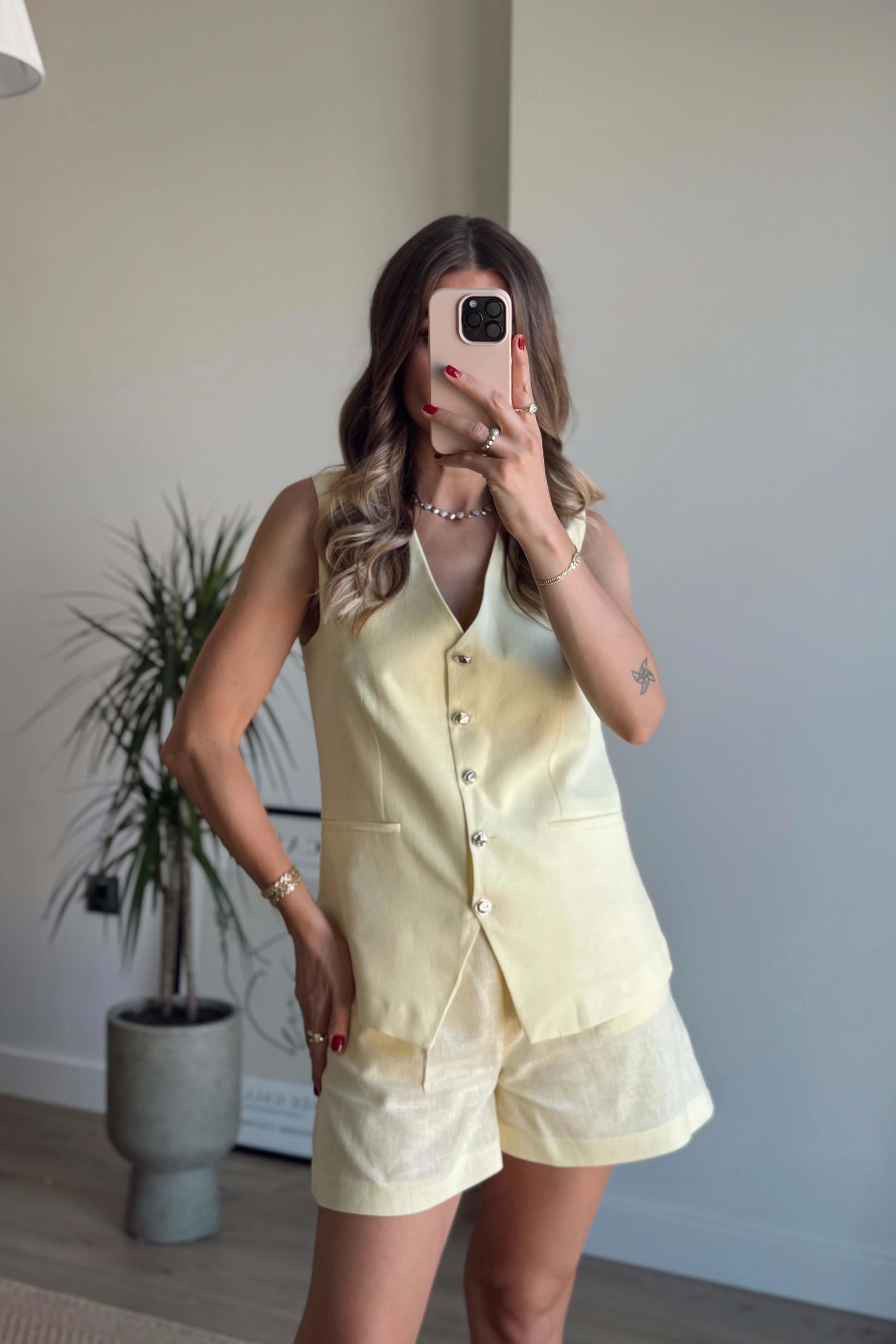 Sarı Gümüş Düğmeli Şort Yelek Keten Takım