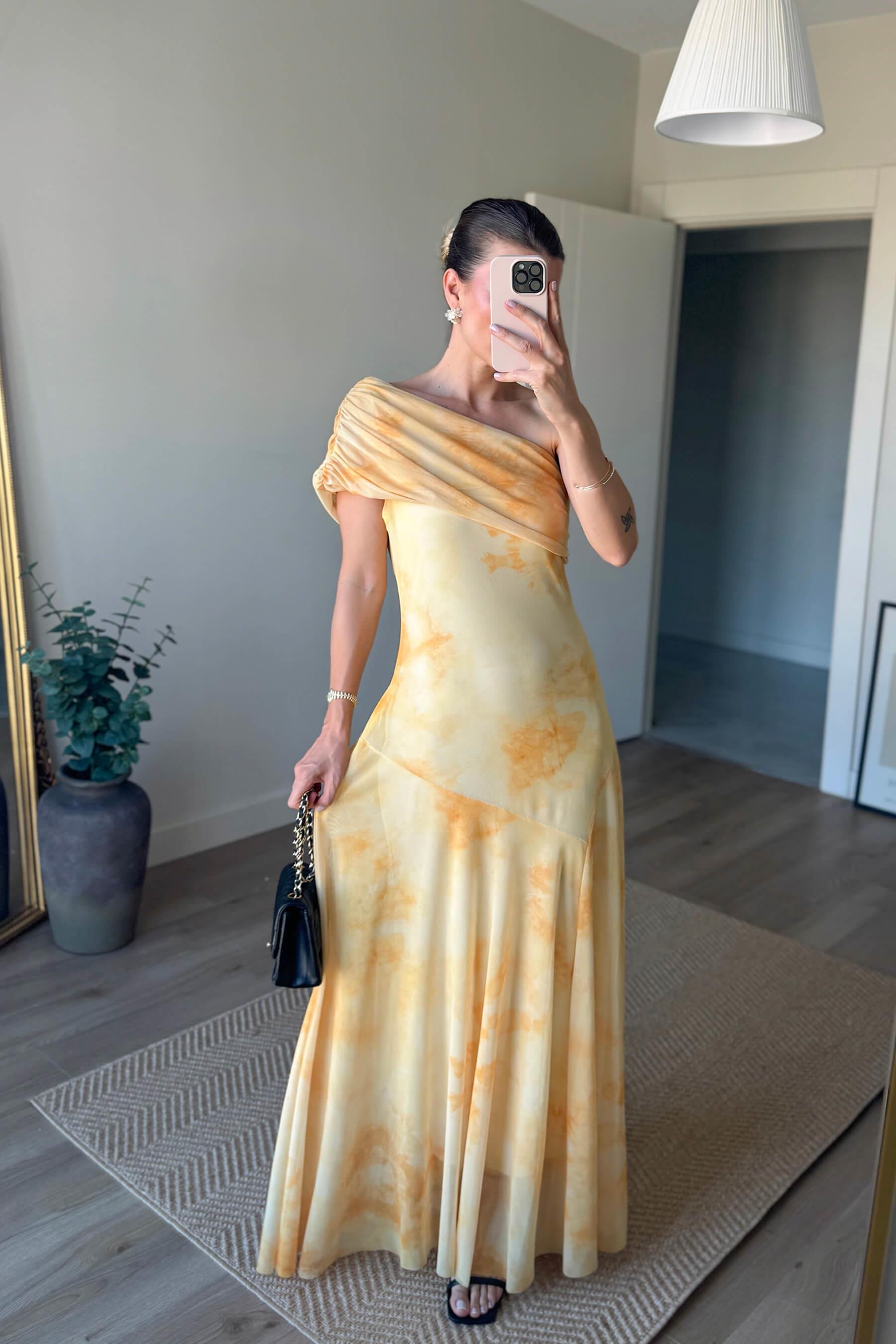 Sarı Kayık Yaka Asimetrik Kesim Astarlı Premium Tül Elbise