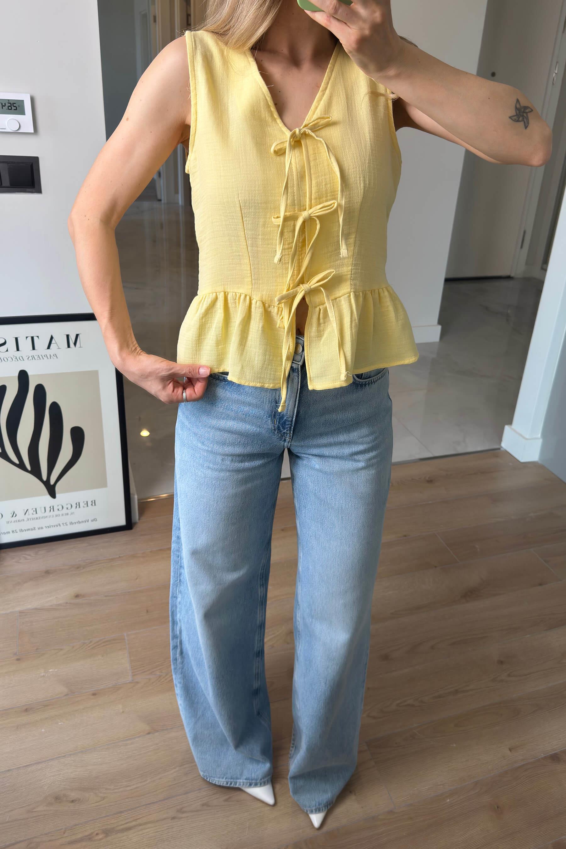 Sarı Önü Bağlamalı Kolsuz Müslin Bluz