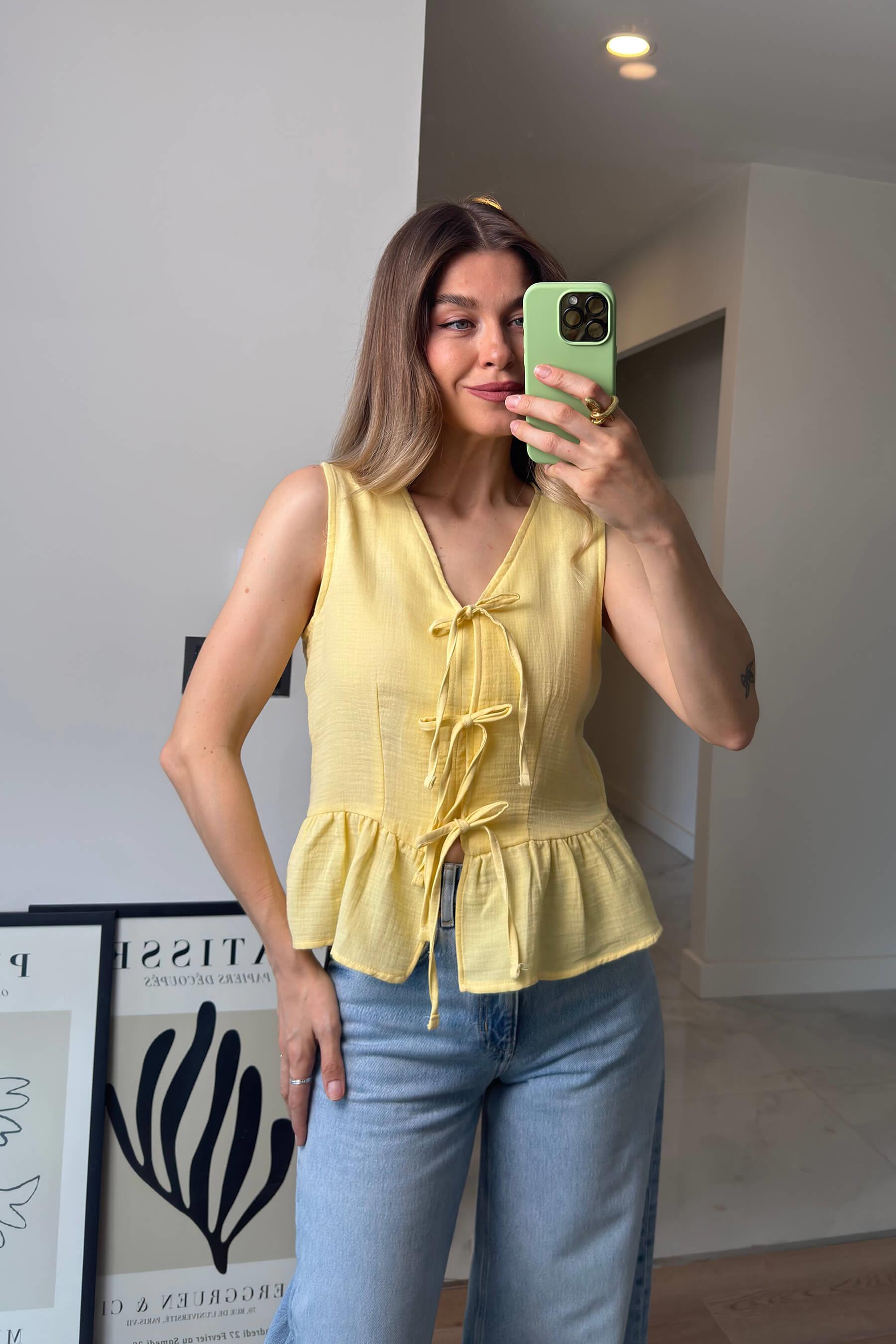 Sarı Önü Bağlamalı Kolsuz Müslin Bluz