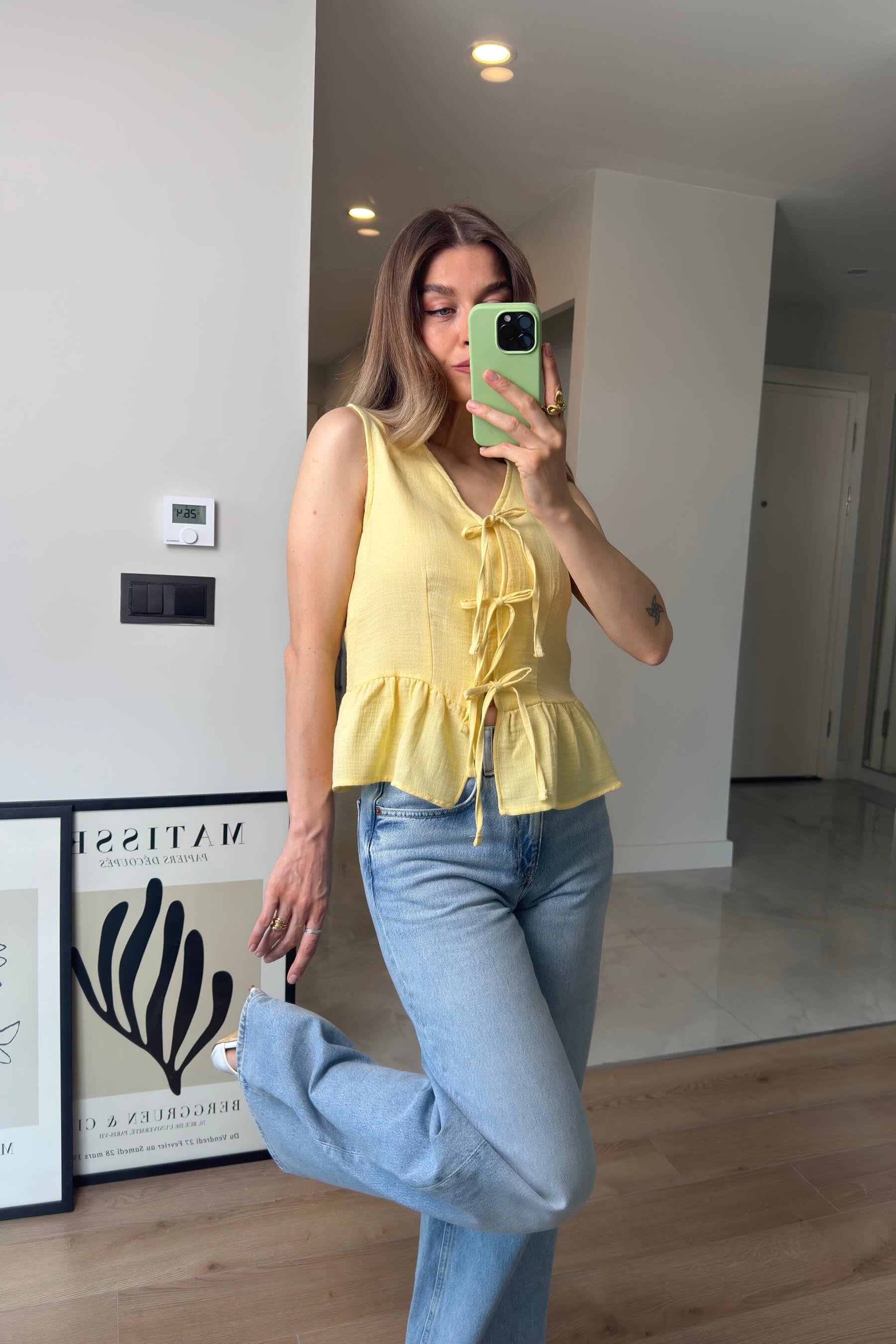 Sarı Önü Bağlamalı Kolsuz Müslin Bluz