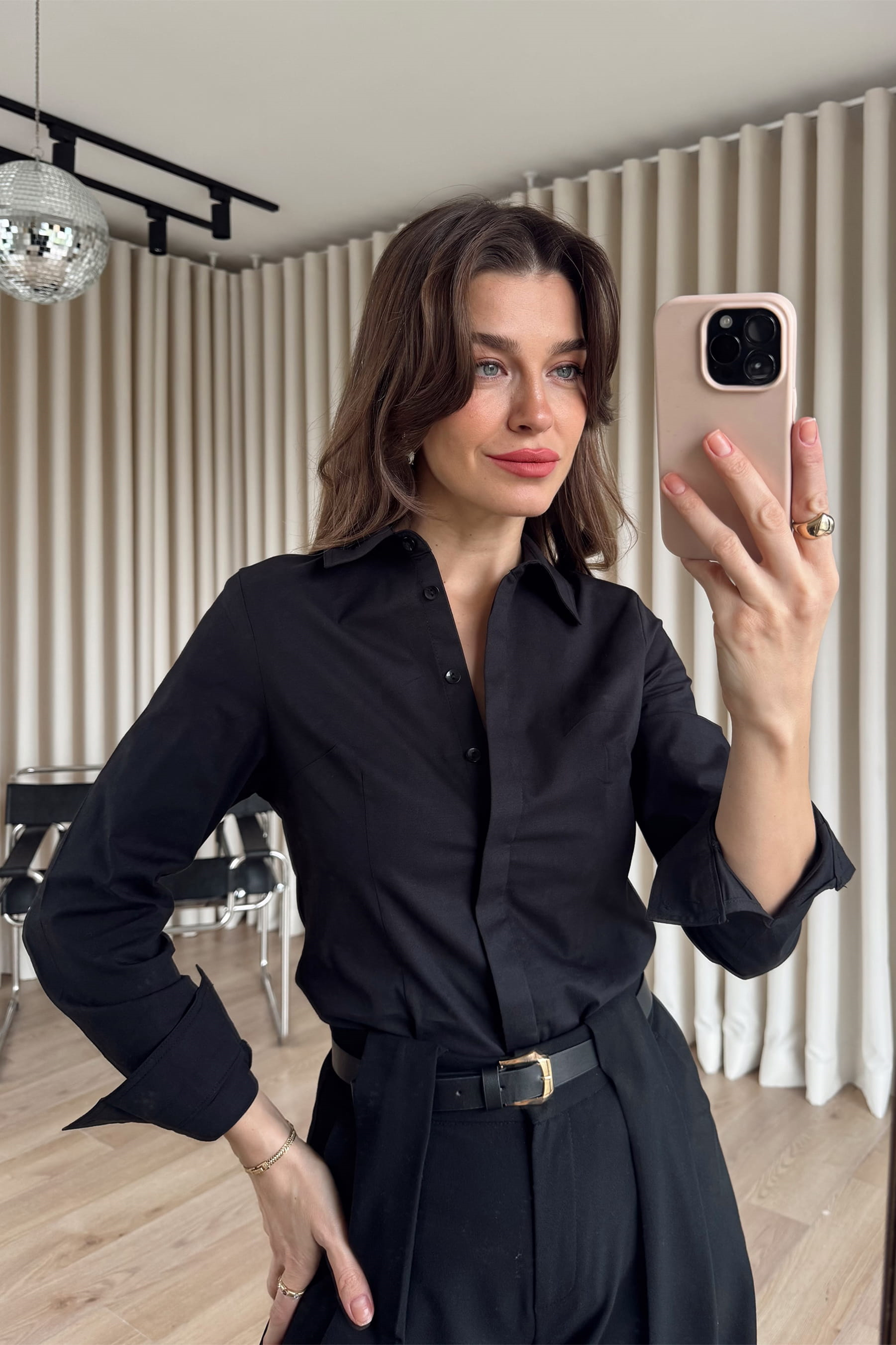 Siyah Belden Oturtmalı Fit Gömlek