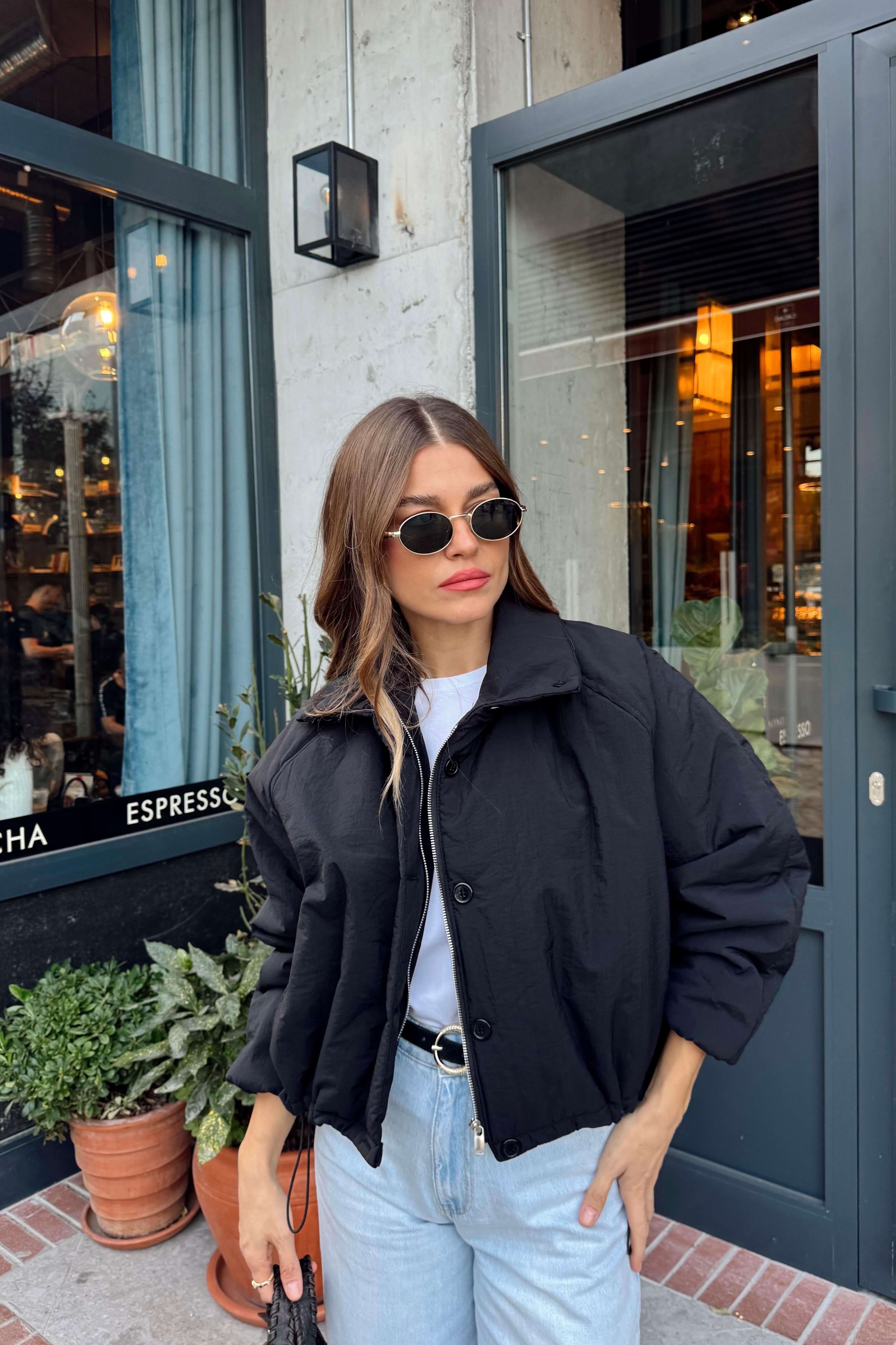 Siyah Beli Büzgülü Astarlı Oversize Şişme Mont