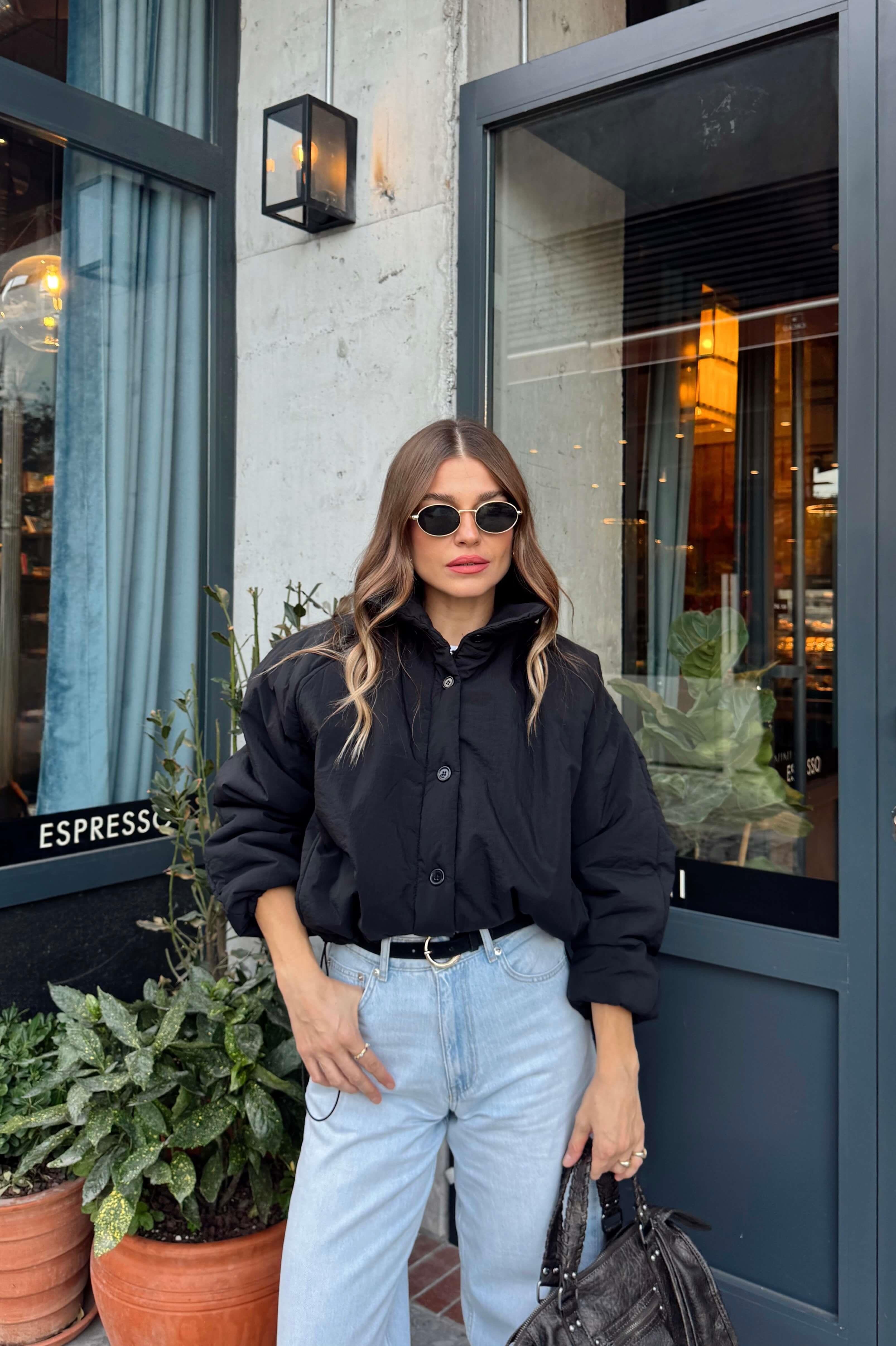 Siyah Beli Büzgülü Astarlı Oversize Şişme Mont