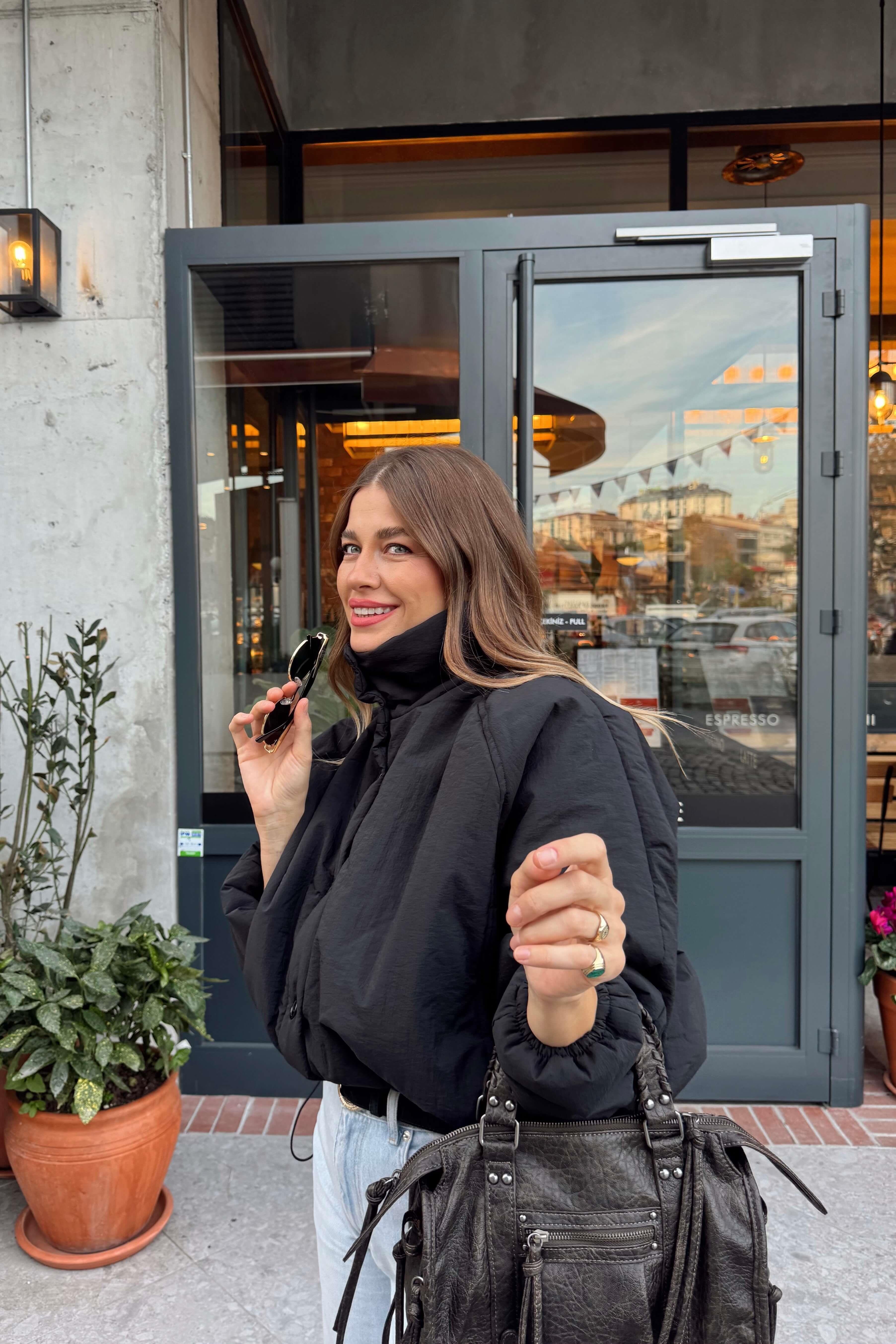 Siyah Beli Büzgülü Astarlı Oversize Şişme Mont