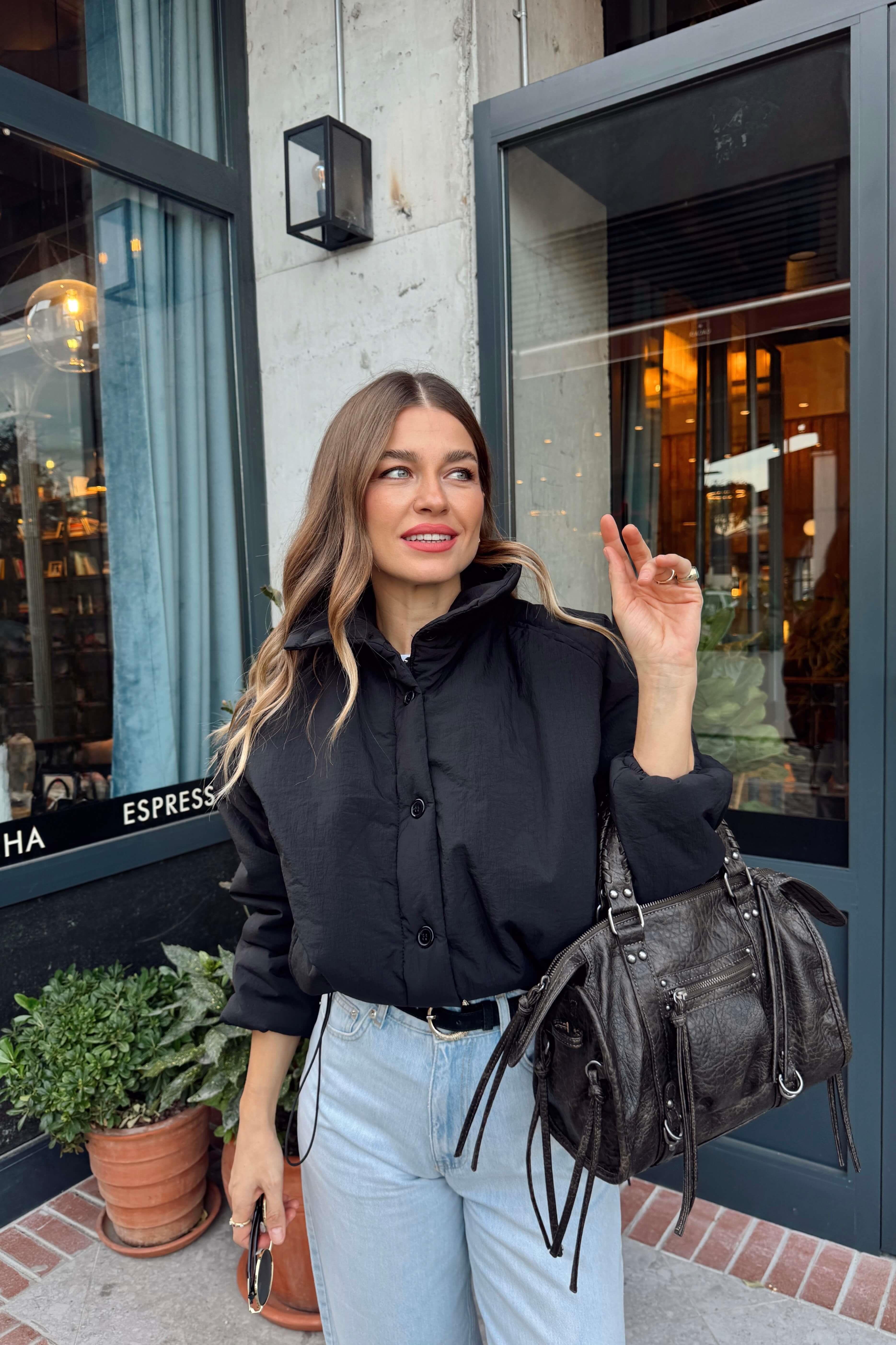 Siyah Beli Büzgülü Astarlı Oversize Şişme Mont