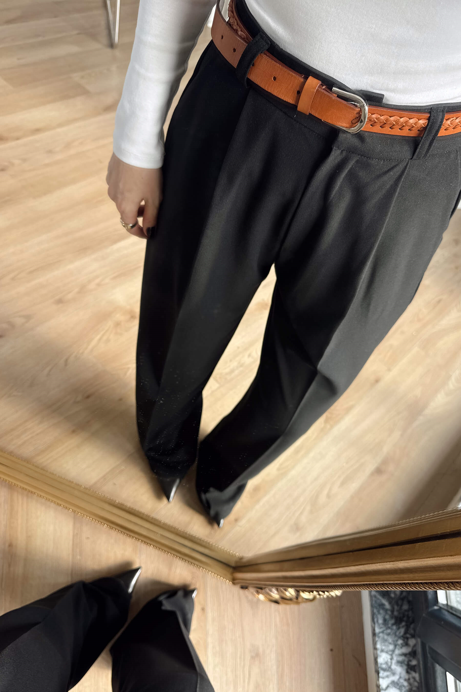 Siyah Beli Pileli Bol Paça Yüksek Bel Pantolon