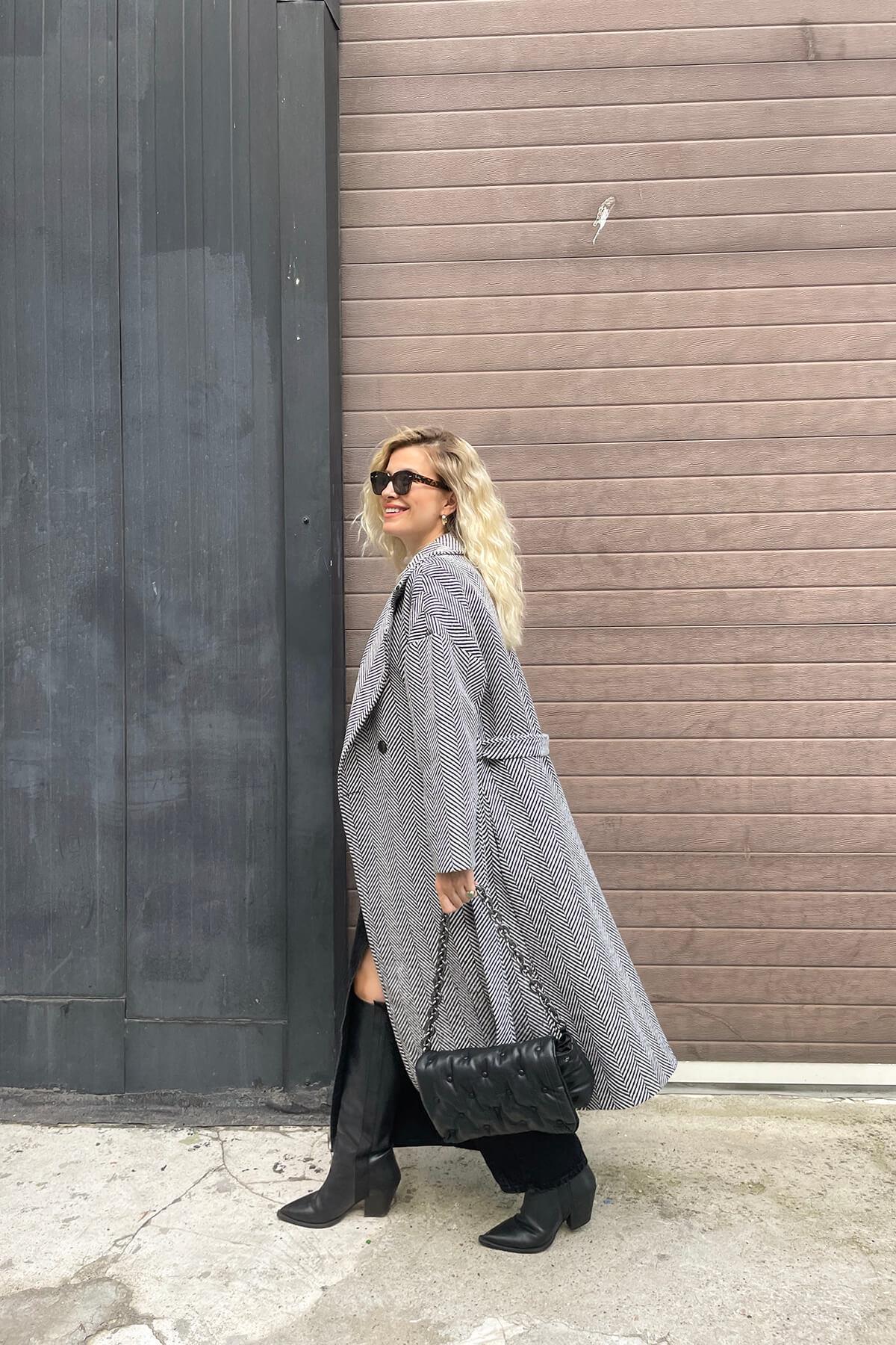 Siyah Beyaz Balıksırtı Astarlı Kuşaklı Oversize Kaşe Kaban