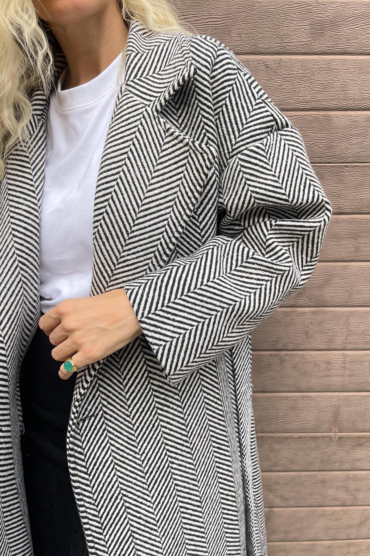 Siyah Beyaz Balıksırtı Astarlı Kuşaklı Oversize Kaşe Kaban