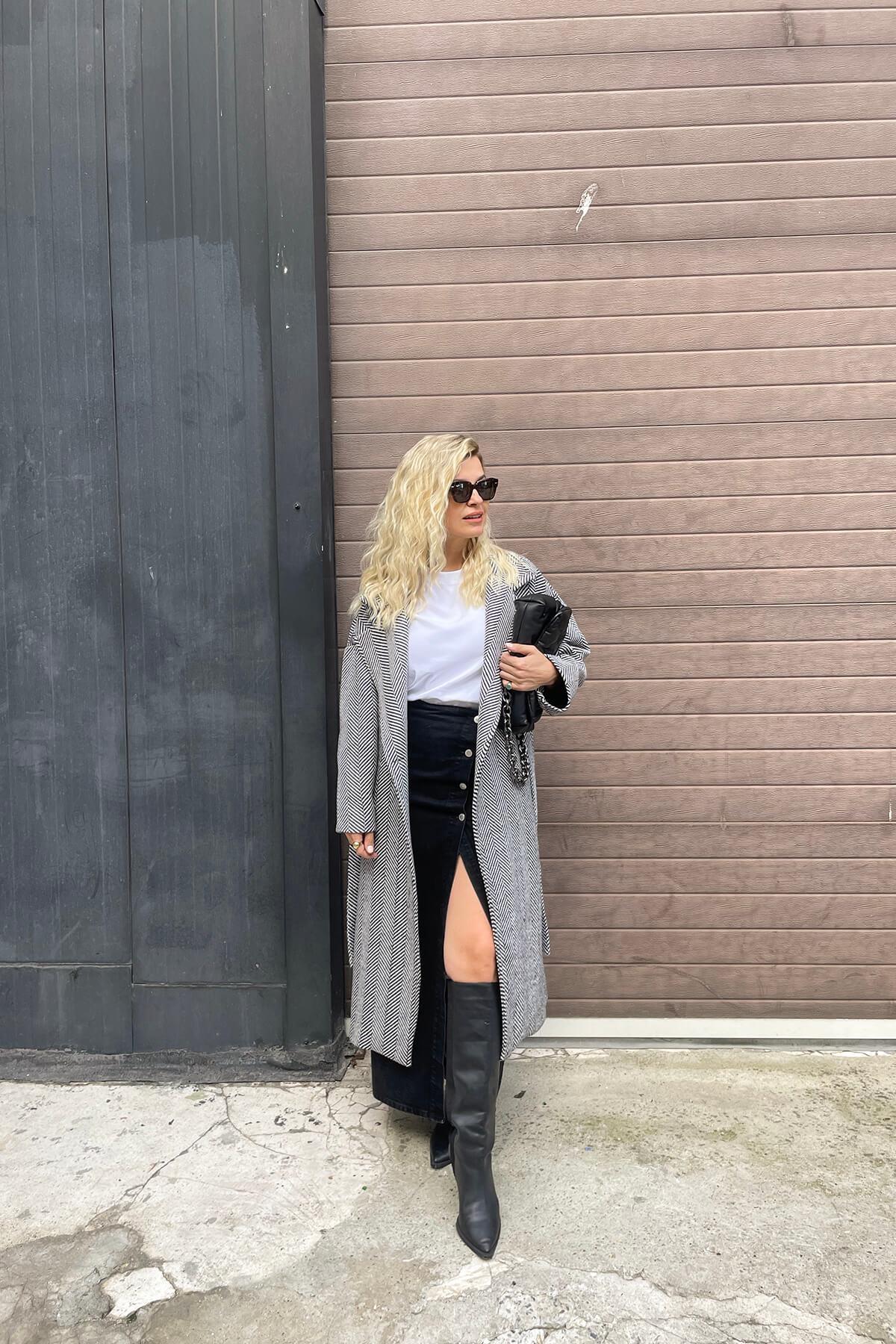 Siyah Beyaz Balıksırtı Astarlı Kuşaklı Oversize Kaşe Kaban