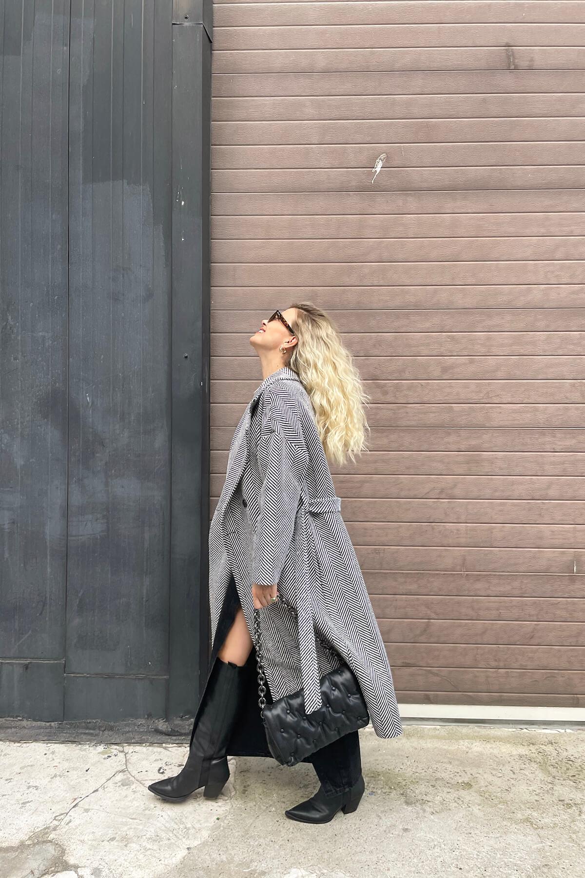 Siyah Beyaz Balıksırtı Astarlı Kuşaklı Oversize Kaşe Kaban