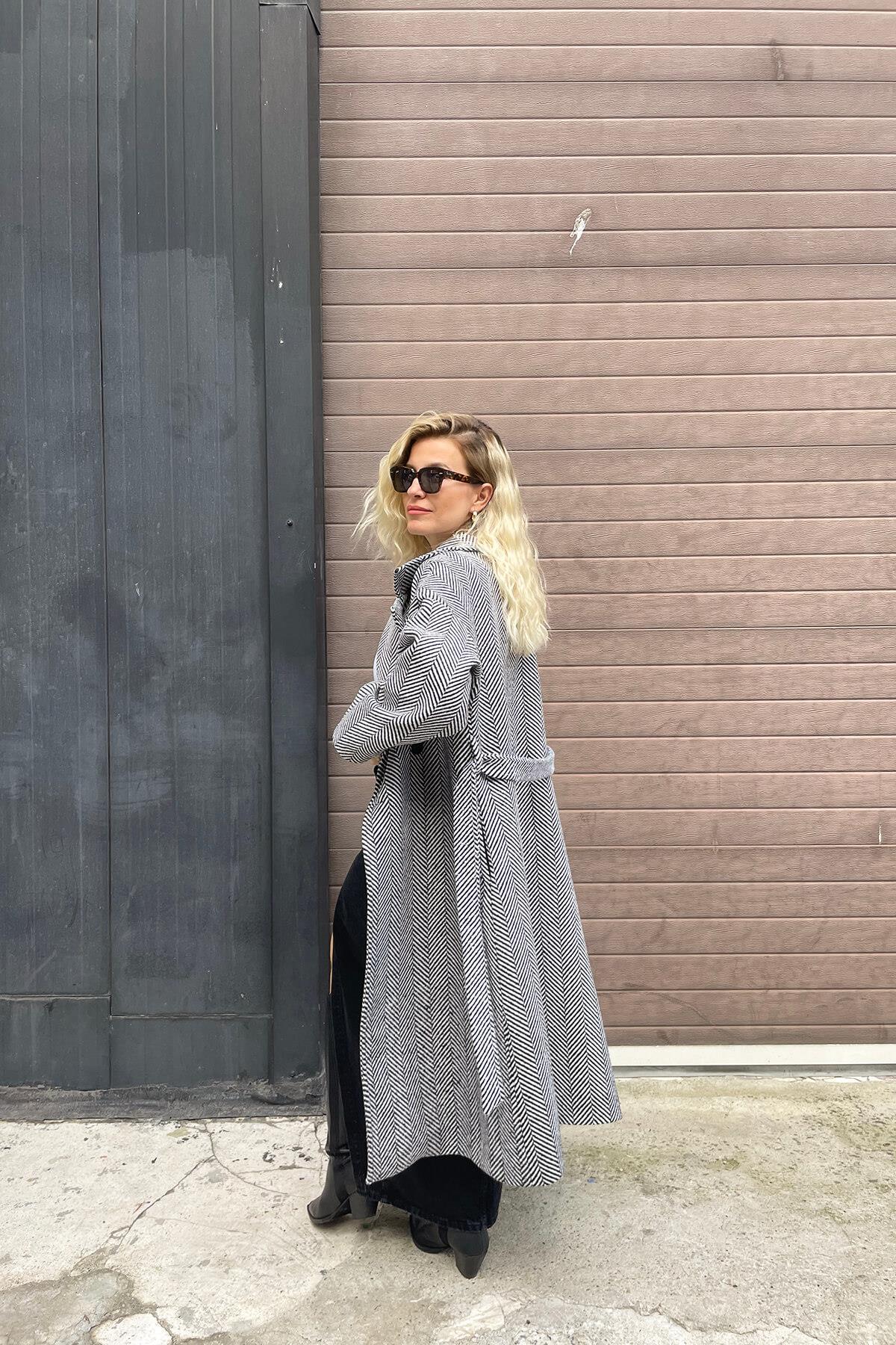 Siyah Beyaz Balıksırtı Astarlı Kuşaklı Oversize Kaşe Kaban