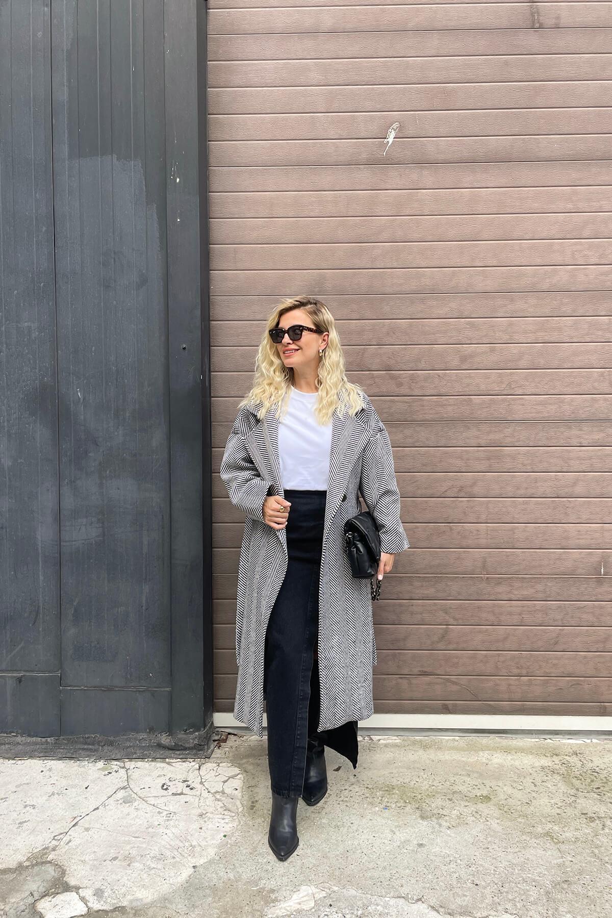 Siyah Beyaz Balıksırtı Astarlı Kuşaklı Oversize Kaşe Kaban