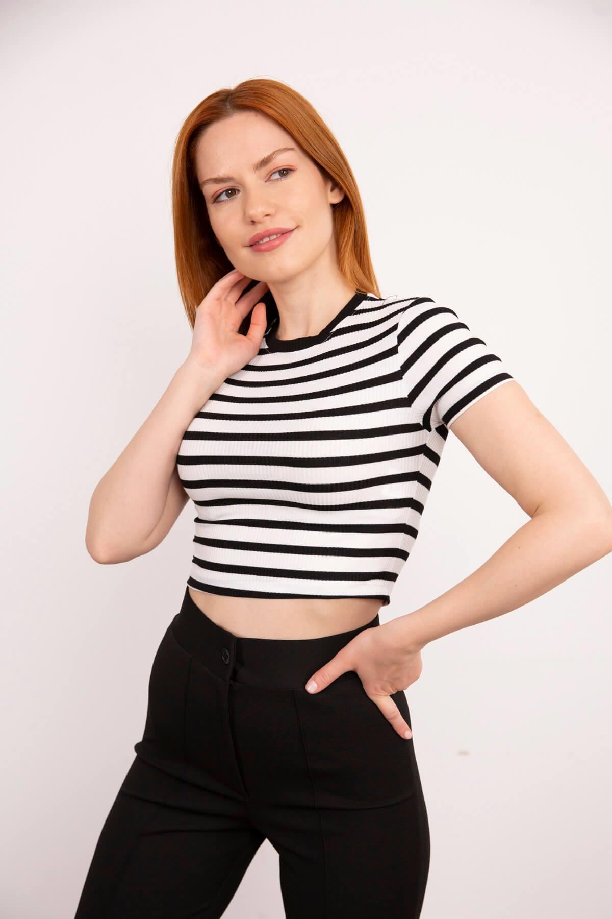 Siyah Beyaz Çizgili Bisiklet Yaka Crop T-Shirt