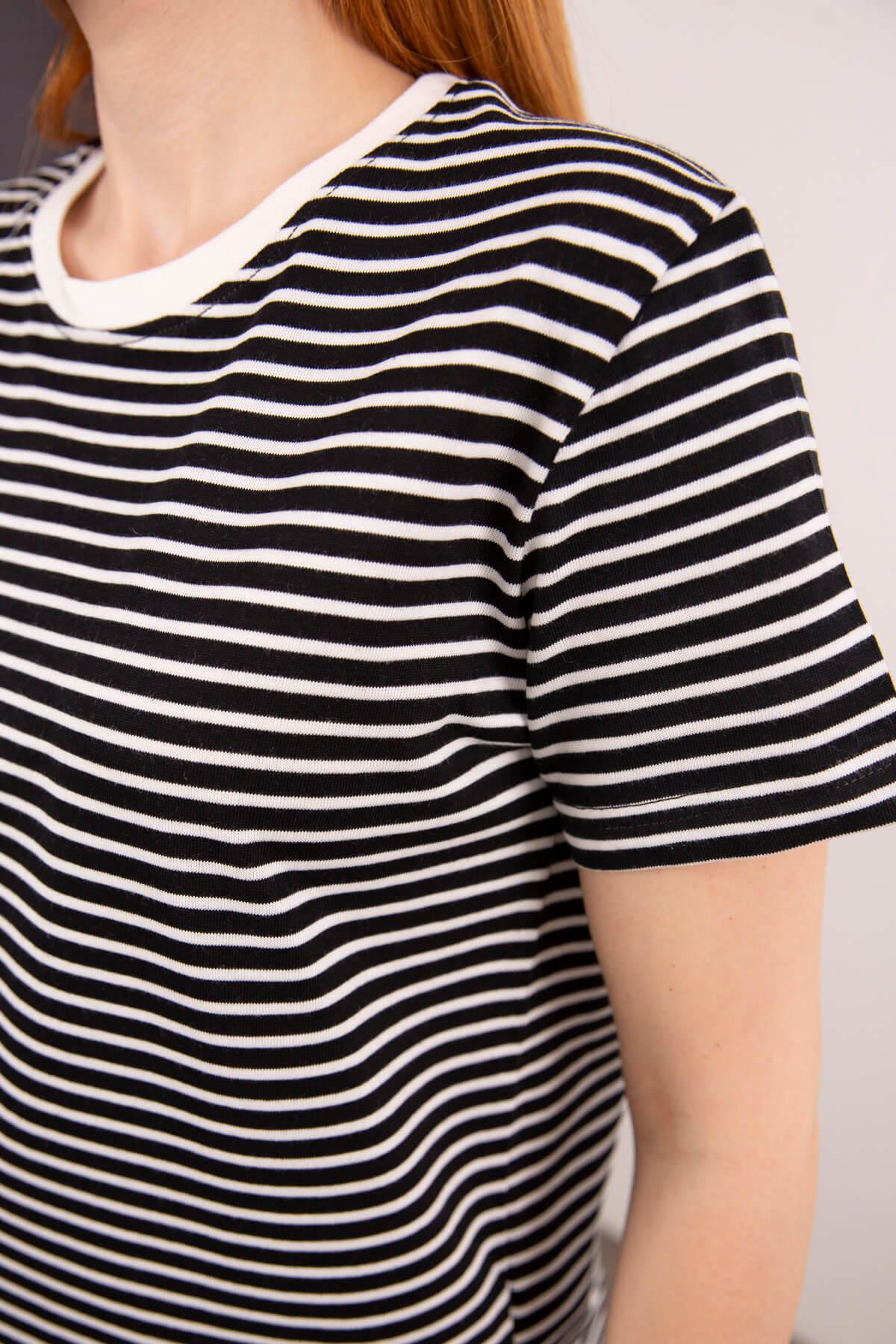 Siyah Beyaz Çizgili Bisiklet Yaka T-Shirt